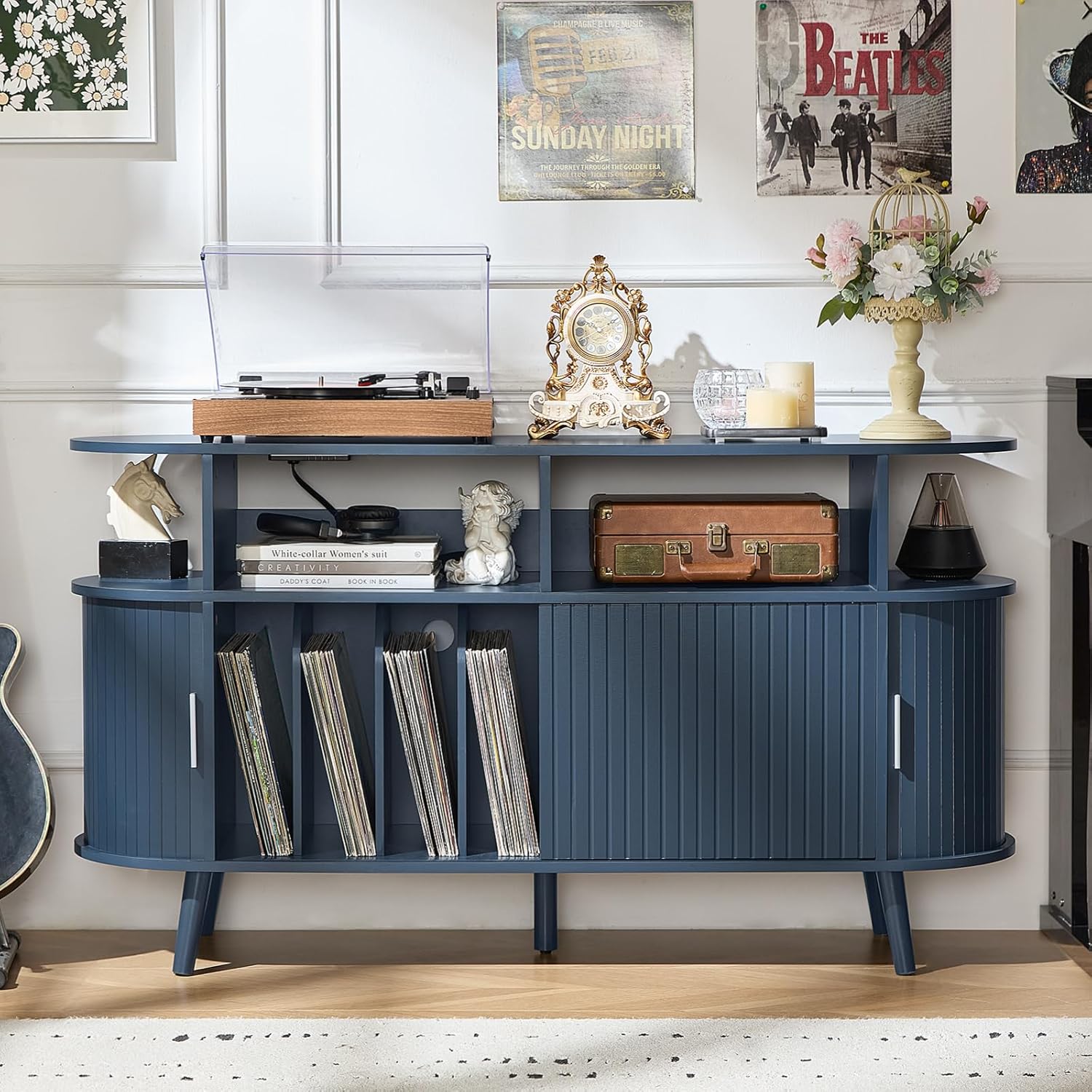 LELELINKY Soporte redondo grande para tocadiscos con estación de carga y panel estriado, gabinete giratorio moderno de mediados de siglo azul con