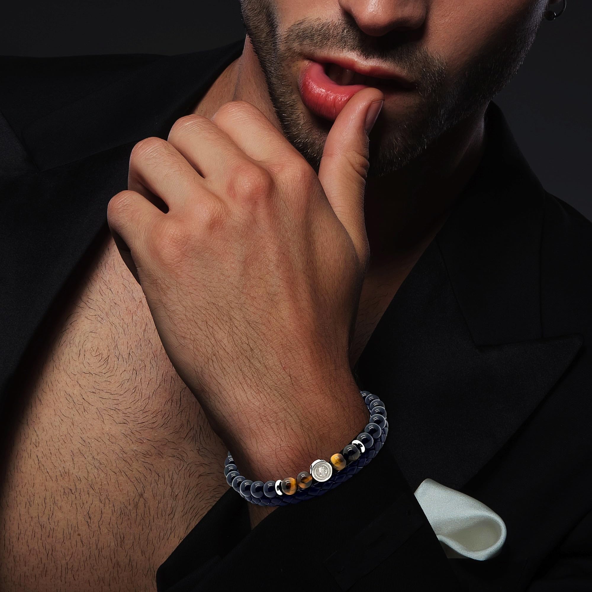 arana's® - Pulsera Medalla Cruz San Benito - Turmalina negra y cuero genuino - Pulsera ajustable hasta 21,5 cm - Protección contra mal de ojo y malas energías - Sanación y curación