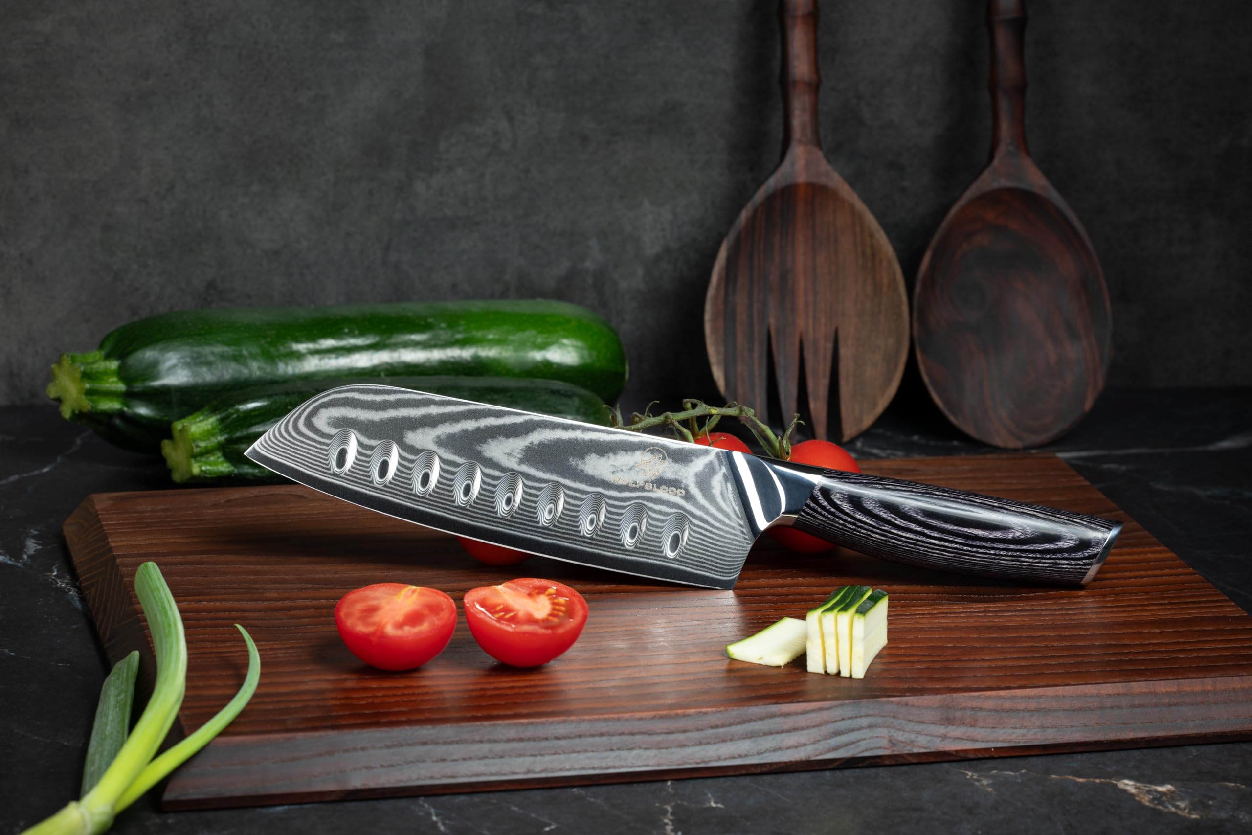 Wolfblood PRO Damastmesser Santoku Messer XL (31cm) TÜV geprüfter 62 HRC Damaststahl aus 67 Lagen I Damast-Küchenmesser Santokumesser mit Holzgriff Geschenkbox und Klingenschutz