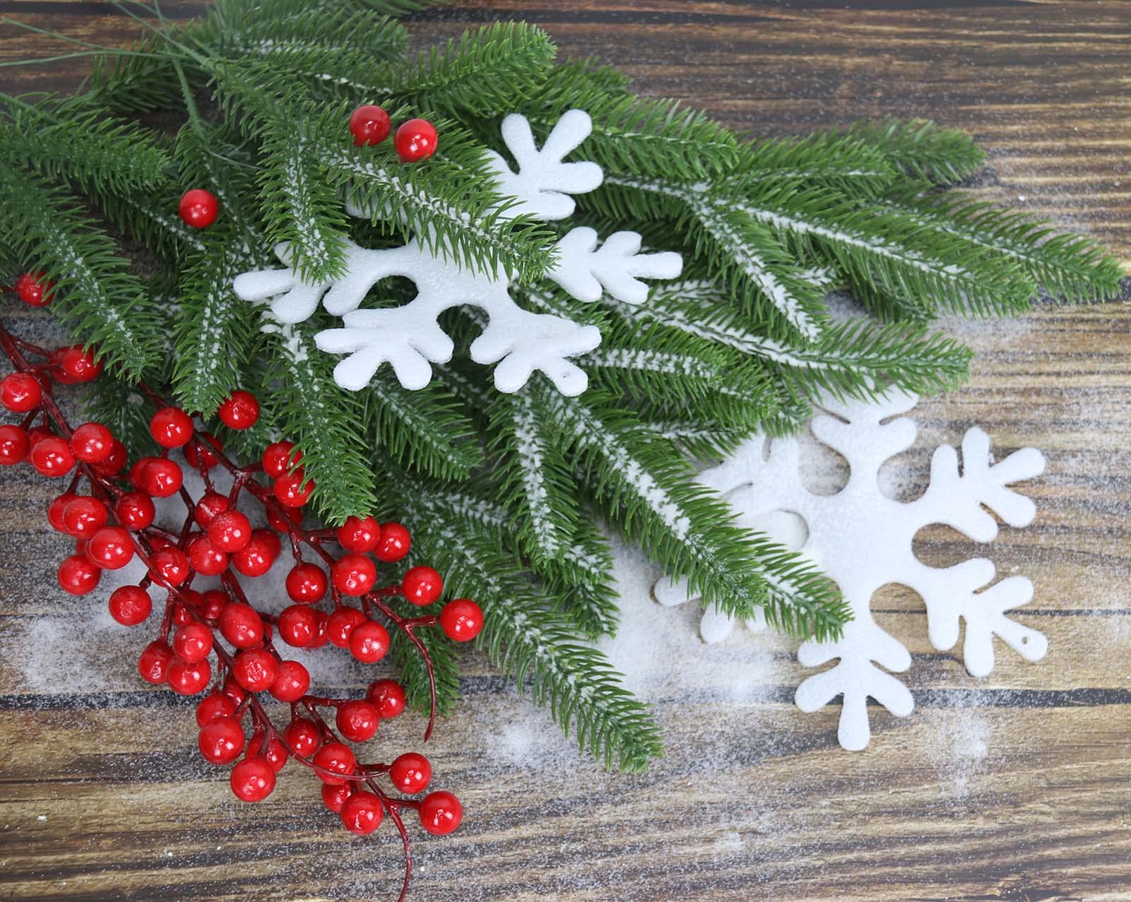 60 Stück Künstliche Tannenzweige für Weihnachten, Künstliche Kiefernzweige Kunststoff Kiefernblätter Gefälschte Kiefernnadel DIY Zubehör für Girlandenkranz Weihnachtsverschönerung