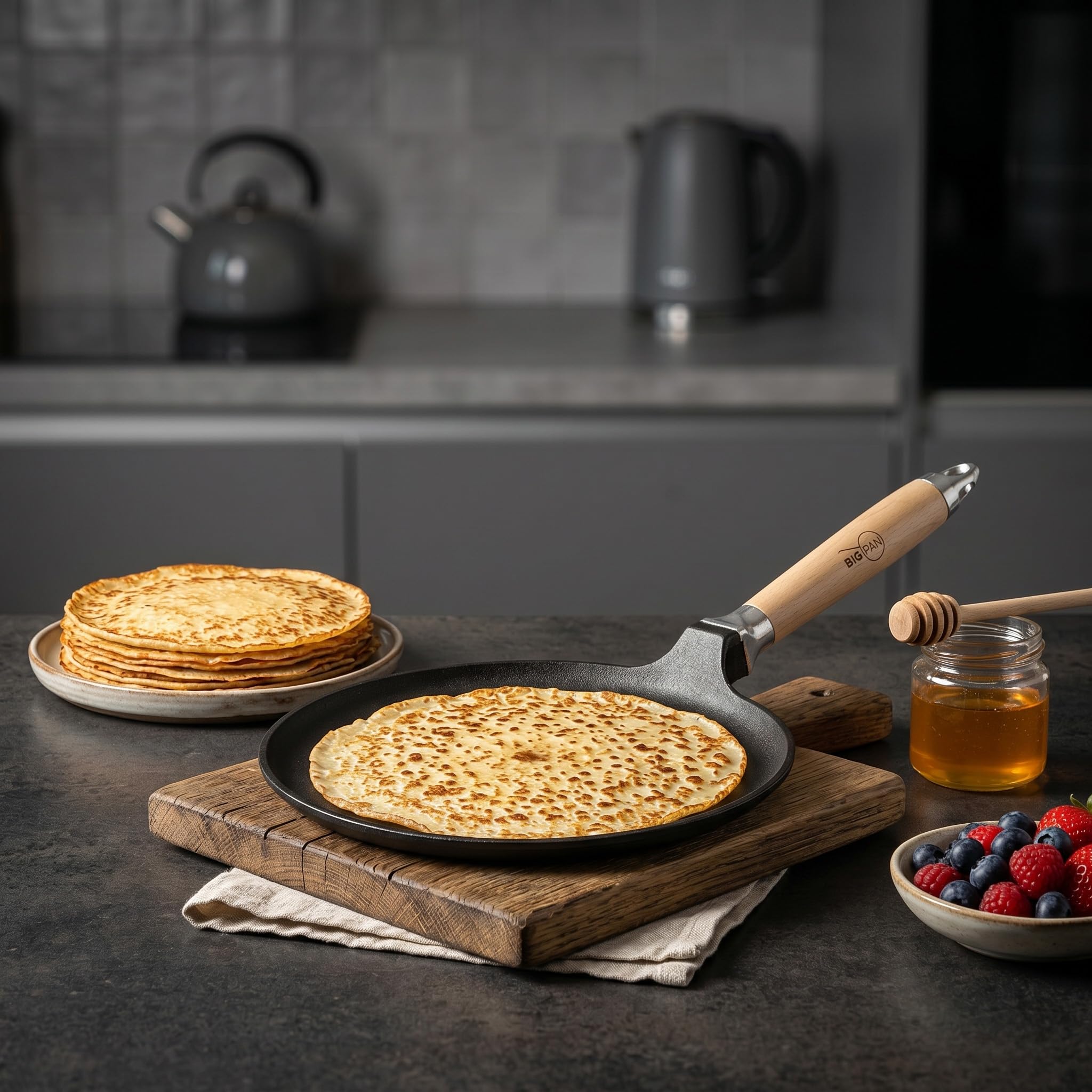 4BIG.fun Padella per pancake, Ø 24 cm, in ghisa per crepes/frittelle, padella per omlette, padella per frittelle, padella per crêpes, padella per crepe per tutti i piani cottura, con induzione