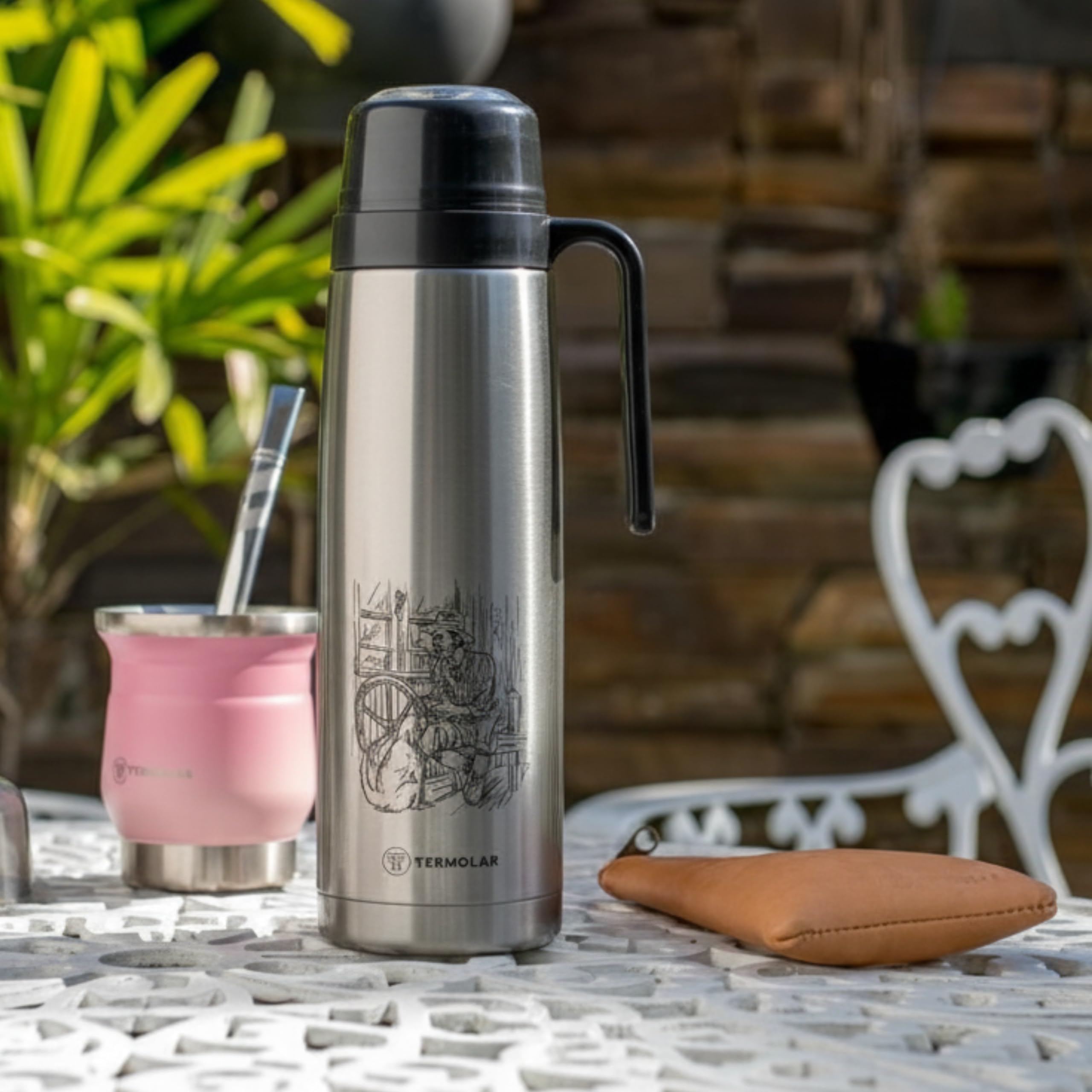 Termo R-EVOLUTION 1L con Pico Cebador para Mate y Asa - Dibujo | Acero Inoxidable 304 con Retención Térmica 20H Calor / 36H Frío - Botella Aislante de Viaje
