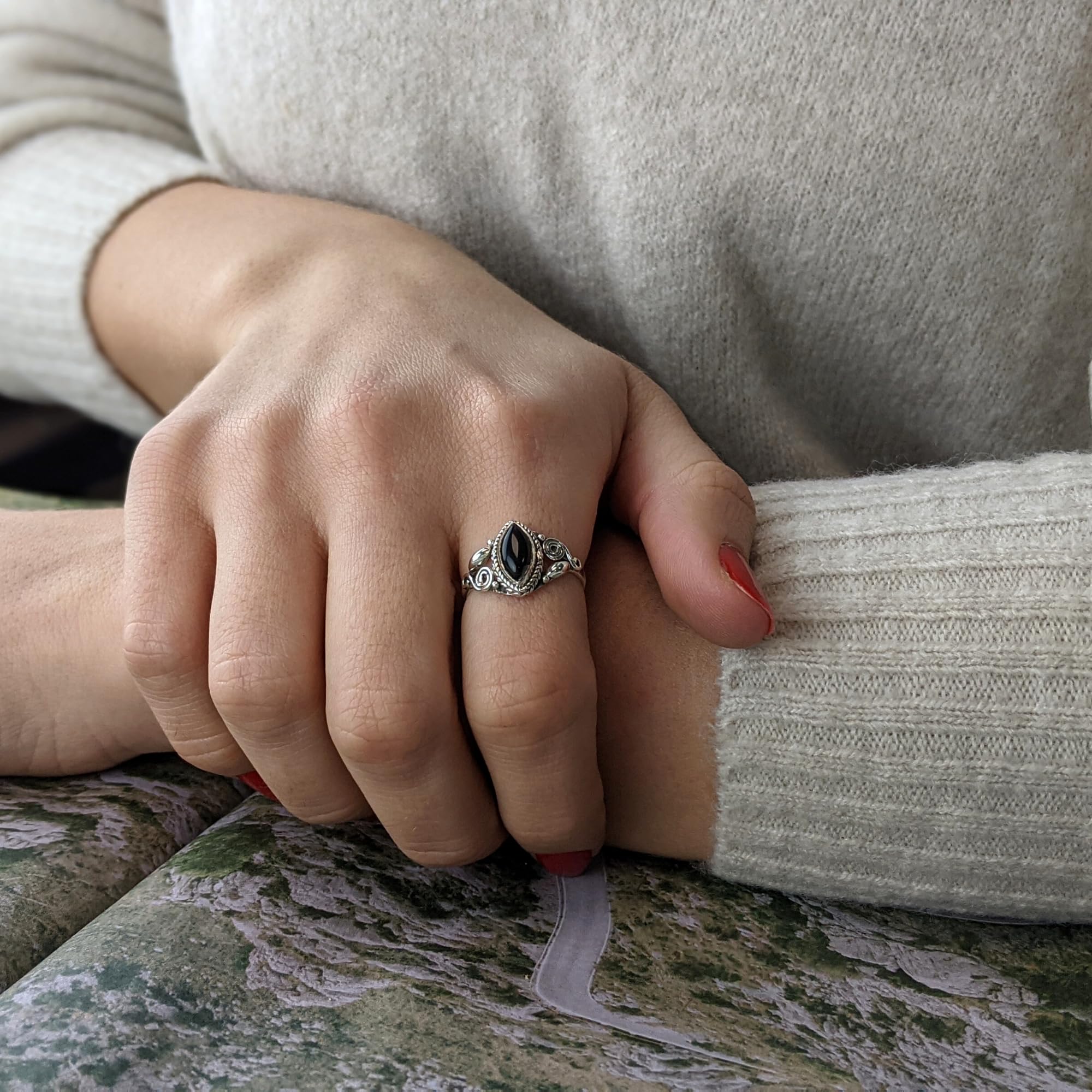 81stgeneration Anillo de Plata de Ley 925 con Cristal de Marquesa de Ónix | Anillo Gótico Negro Estilo Vintage | Diseño Indio en Espiral | Regalos Bohemios con Piedras Natales de Julio