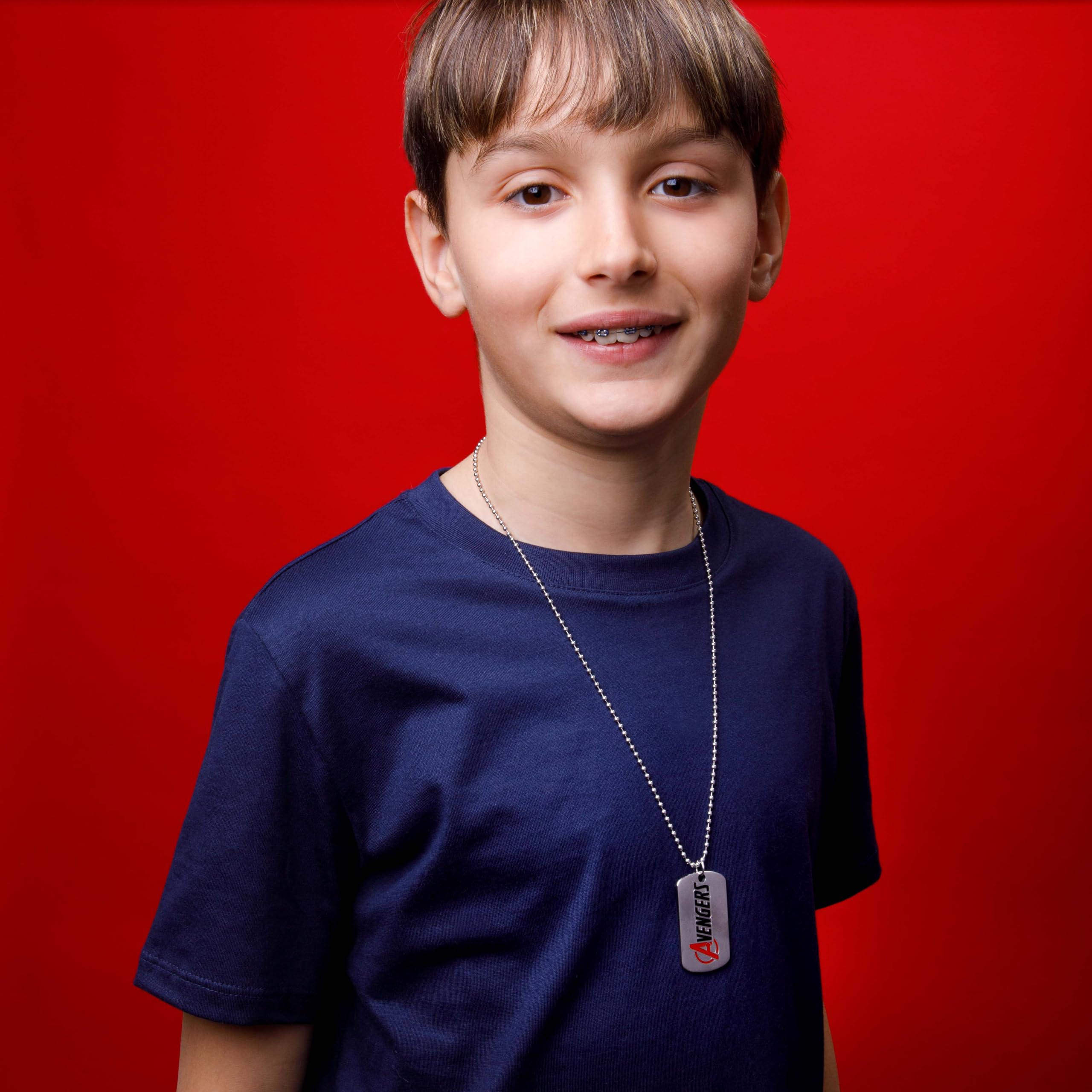 Marvel - Collar de acero inoxidable con colgante de Spider-Man/Thanos/Avengers/Black Panther para niños, 56 cm