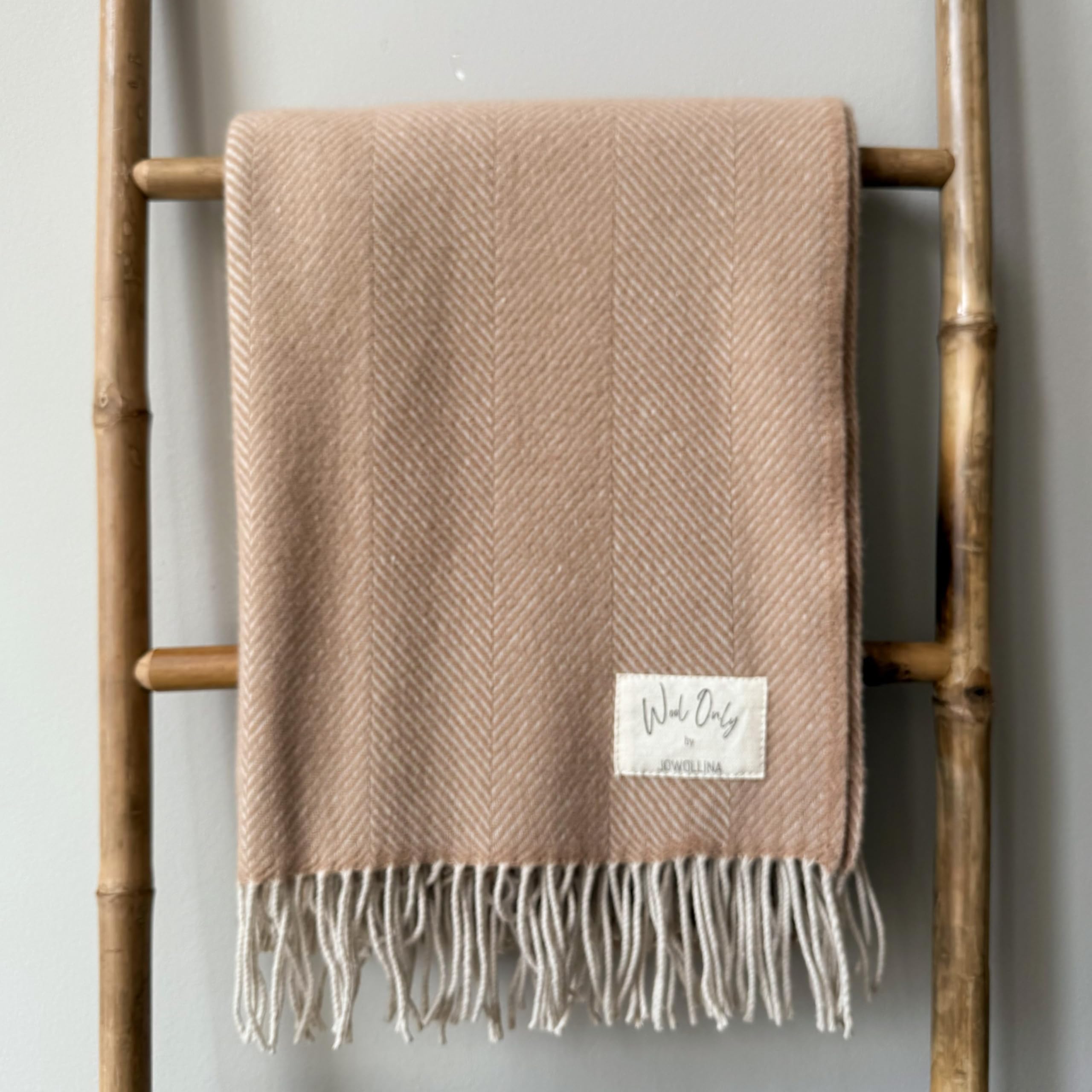 JOWOLLINA X WoolOnly Couverture en laine avec franges naturelles 130 x 180 cm Motif chevrons (Camel)