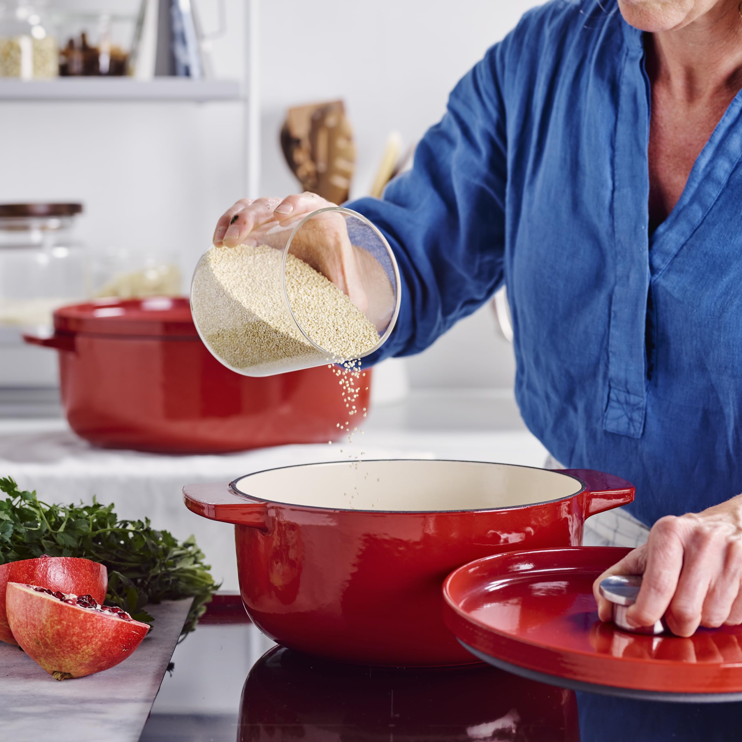 KitchenAid Cast Iron 26cm/5,2L Kasserolle mit Deckel, Hochwertig, Robust & Langlebig, Anbraten, Bräunen,Braten,PFAS-freie Emaille Innenseite,Induktion,Ergonomischer Griff,Ofenfest bis 260°C,Empire Red