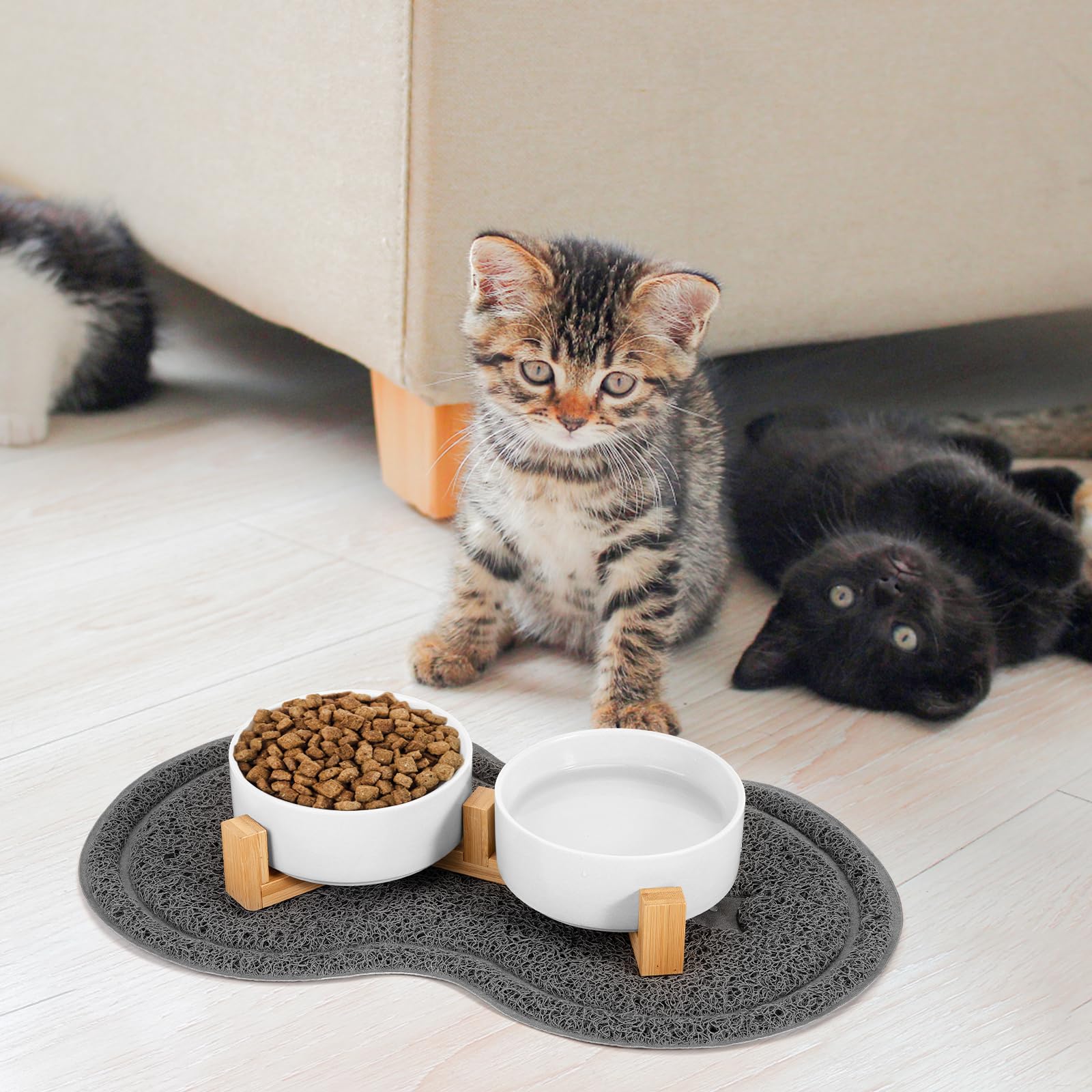 Gamelle Chat Surélevée, 2x400ML Gamelles pour Chat Double en Ceramique avec Support et Tapis Antidérapant, Eau Bol Anti Vomissement et Facile à Nettoyer, Convient Aussi Chien Lapins (Blanc)