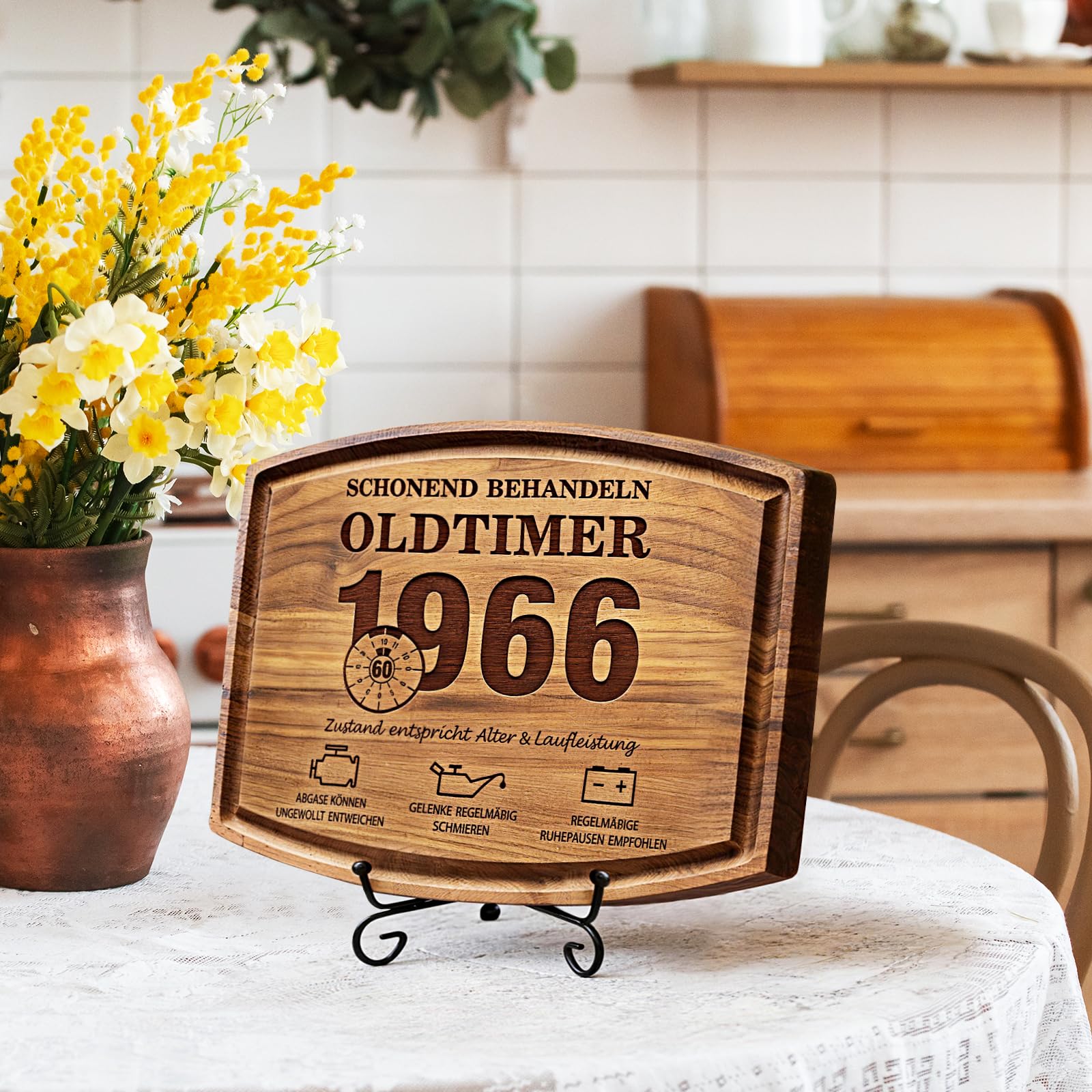 Giftota Geschenke zum 70. Geburtstag Mann - Schneidebrett aus Walnussholz mit Ständer Saftrille - Geburtstagsgeschenk für Papa Opa Ehemann Freund - Schonend Behandeln 1956 Oldtimer