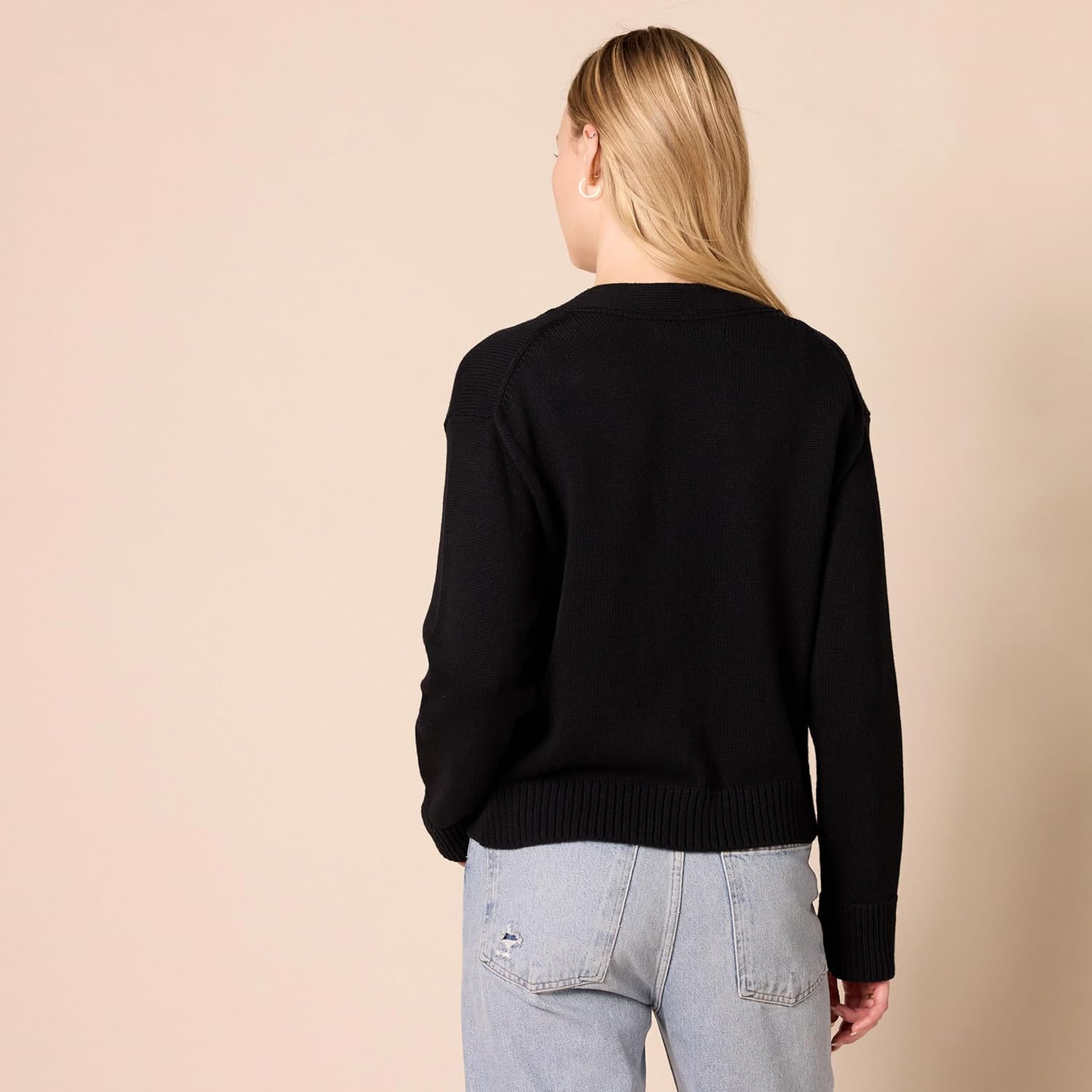 Amazon Essentials Women's Relaxed Fit V-Neck Cropped Cardigan - Image 2