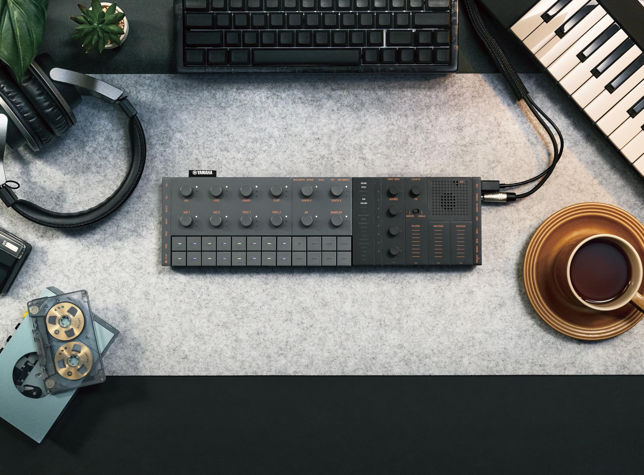 Yamaha SEQTRAK Mobile Music Ideastation - All-in-One-Musikproduktionsstudio mit zwei Sound-Engines, Onboard-Sampling, integriertem Lautsprecher und wiederaufladbarem Akku - Schwarz