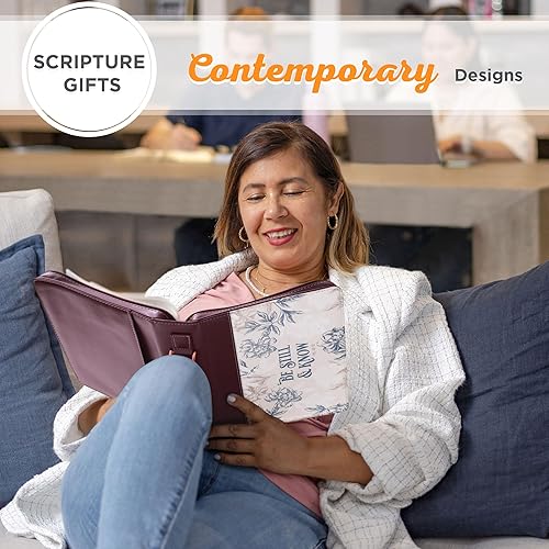 Miniatura 10 de Christian Art Gifts Funda de piel sintética para Biblia de moda, Be Still and Know, Salmo 4610, versículo bíblico inspirador, floral neutro,