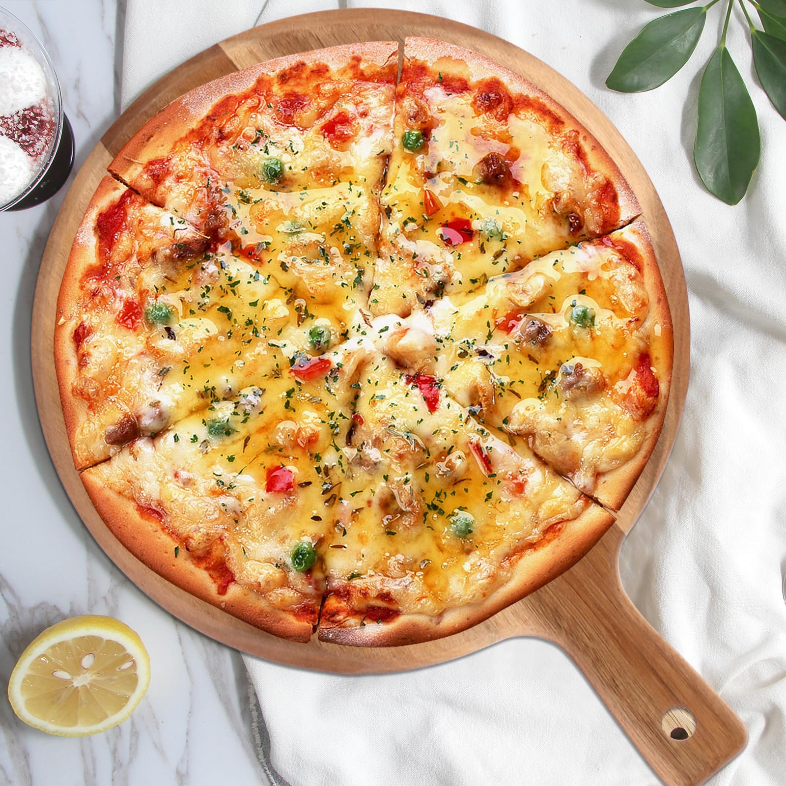 Lot de 2 assiettes à pizza rondes de 30,5 cm - Planche à découper en bois avec poignée - Plaque à pizza - Planche à charcuterie au fromage - Assiettes en bois pour pizza, tartes flambées