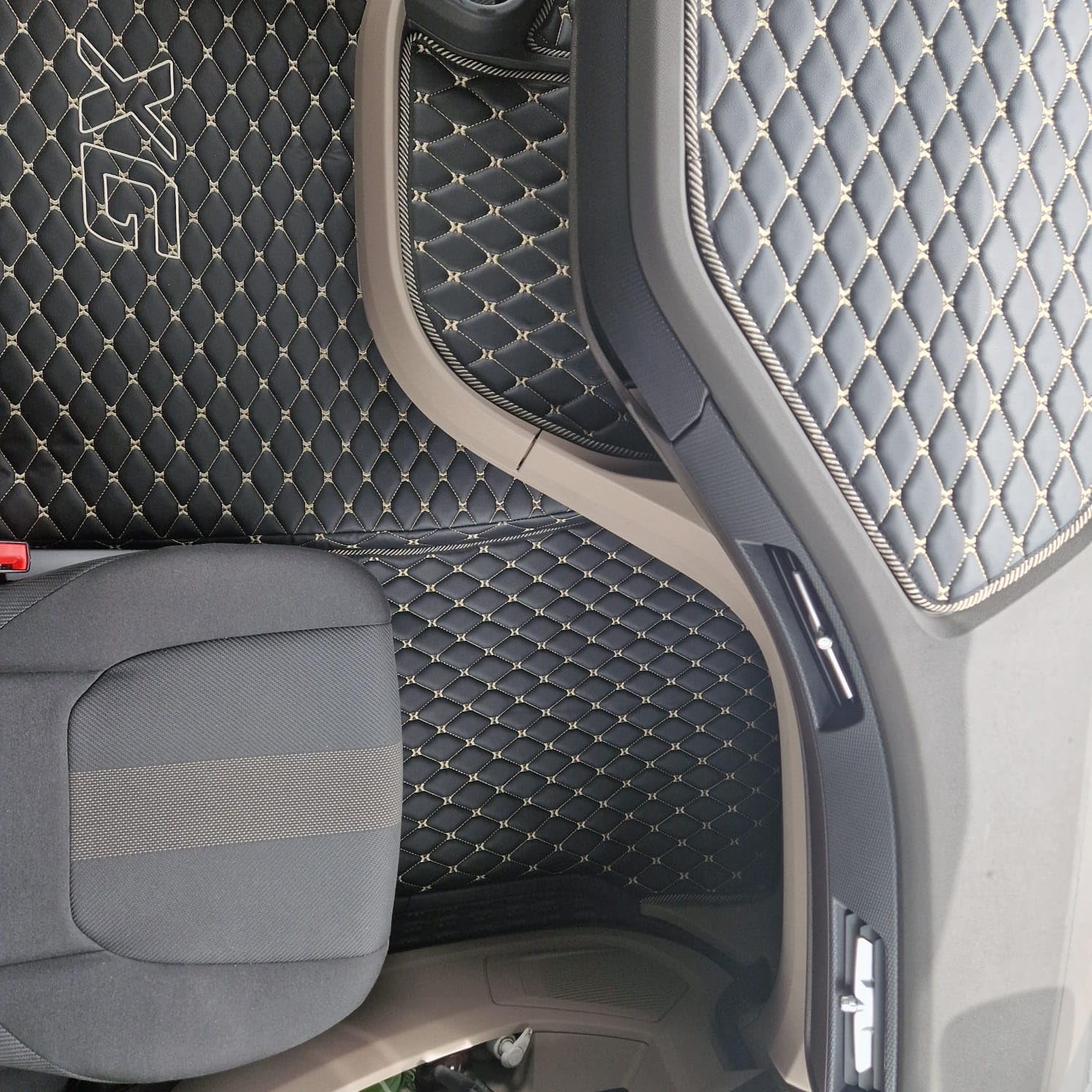 Dywaniki do samochodu ciężarowego pasują do DAF XG 2022+ mata pod stopy (materiał czarny, nici beżowe)