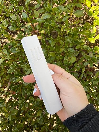 Miniatura 121 de A&S Mezuzot Moderna funda de mezuzá de hormigón con pergamino, fácil de despegar y pegar Mezuza (gris + espinilla grabada, 5 pulgadas)