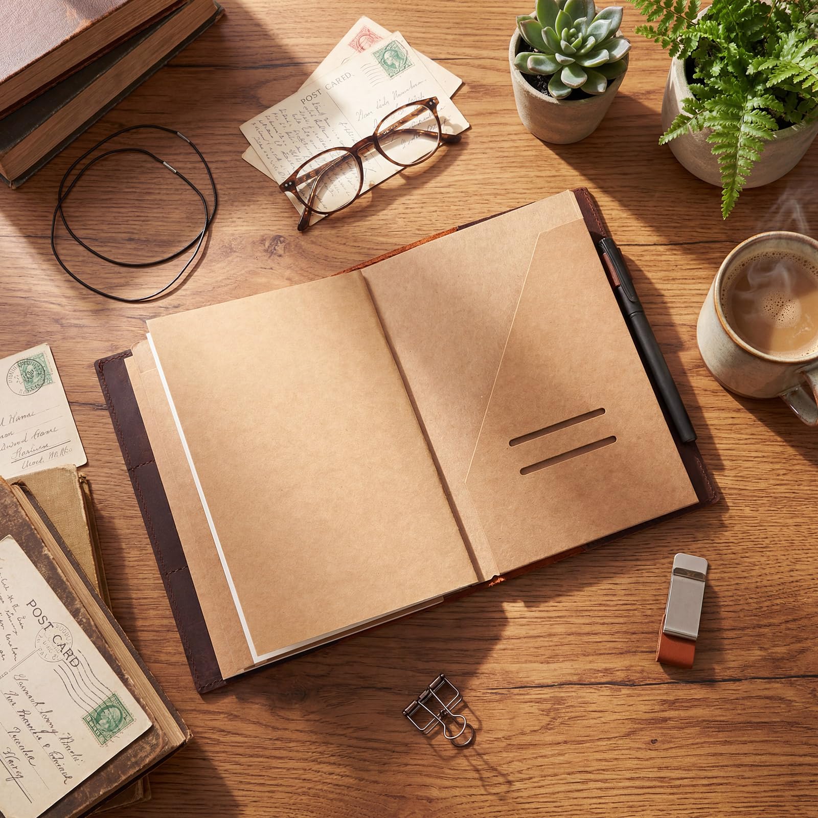 Eaasty El kit de accesorios para viajeros incluye funda de cuero para cuaderno con bolsillos interiores, recambio de cuaderno de viaje A5, soporte para bolígrafo, clip para carpeta y bandas elásticas