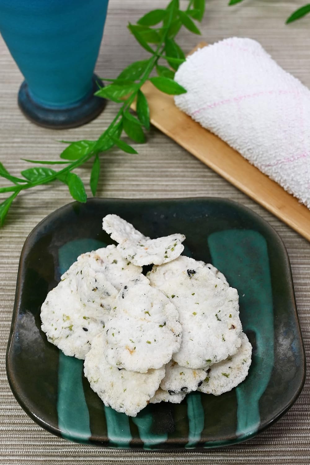 いわしせんべい 【 国産片口 いわし × 黒胡麻 ！】 カルシウム お菓子 スナック (旨塩味の スナック菓子 ） イワシせんべい カルシウムせんべい 薄焼きイワシ/おやつ や おつまみ にも。 千成商会 [ つまみ蔵 ] 国産 いわしスナック (黒ゴマ 入り) 500g