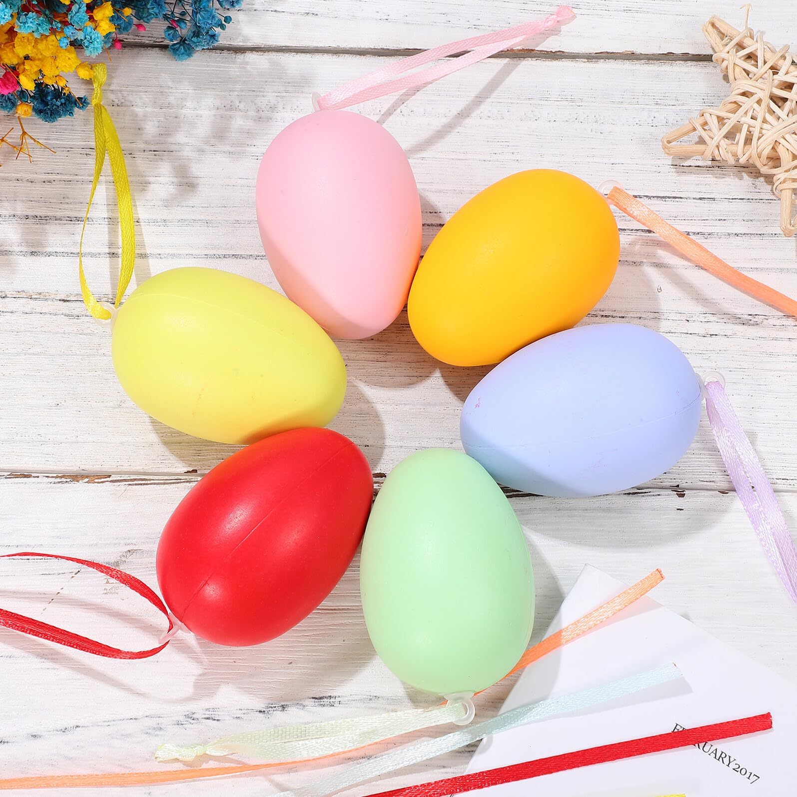 Hohopeti Lot de 50 Œufs de Pâques Décoratifs en Plastique avec Cordons, Petits Œufs Factices Suspendus pour Loisirs Créatifs, Peinture, Garniture de Paniers et Décoration Festive