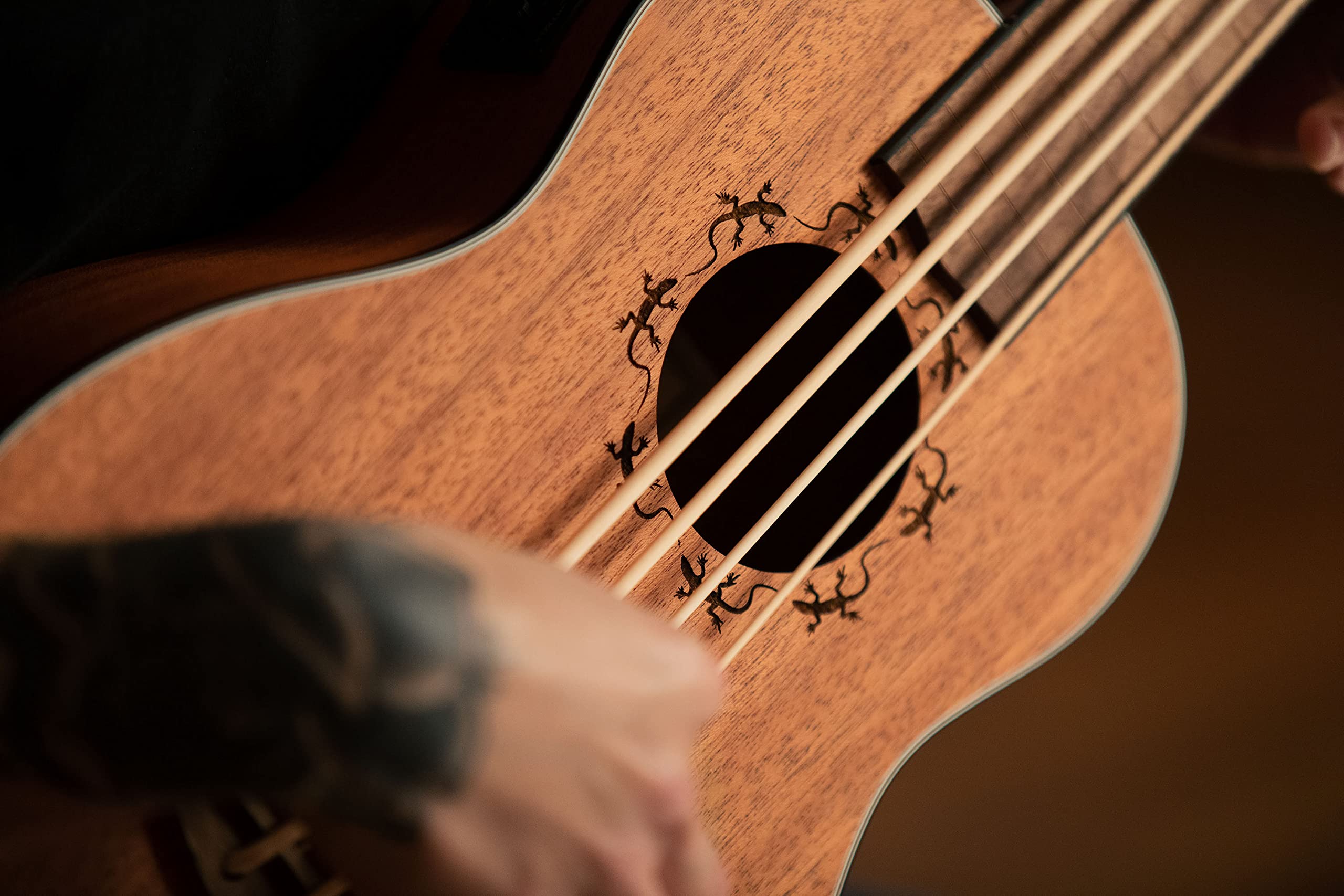 Ortega Guitars Bass Ukulele Elektro-Akustisch – ohne Bundstäbchen – Lizard Series – Inklusive Gig Bag – Mahagoni, Natur (LIZZY-BSFL-GB)