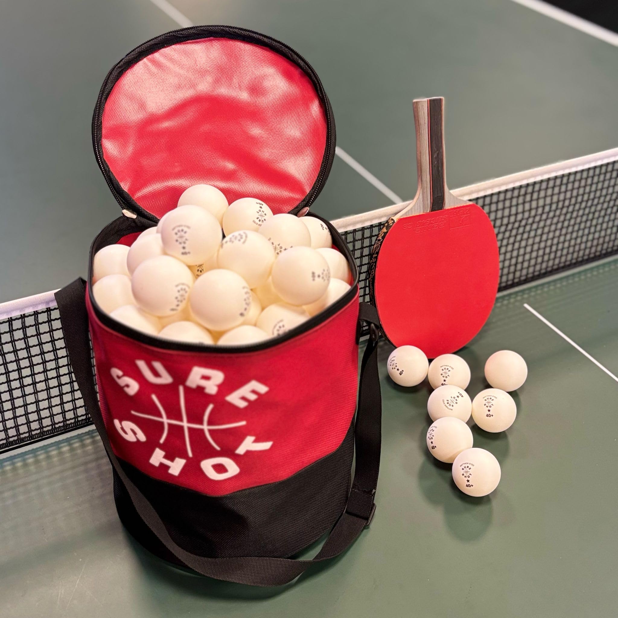 Sure Shot Matthew Syed Pelotas de Ping Pong – Paquete de 120 Unidades en Tambor de Transporte de Tela roja
