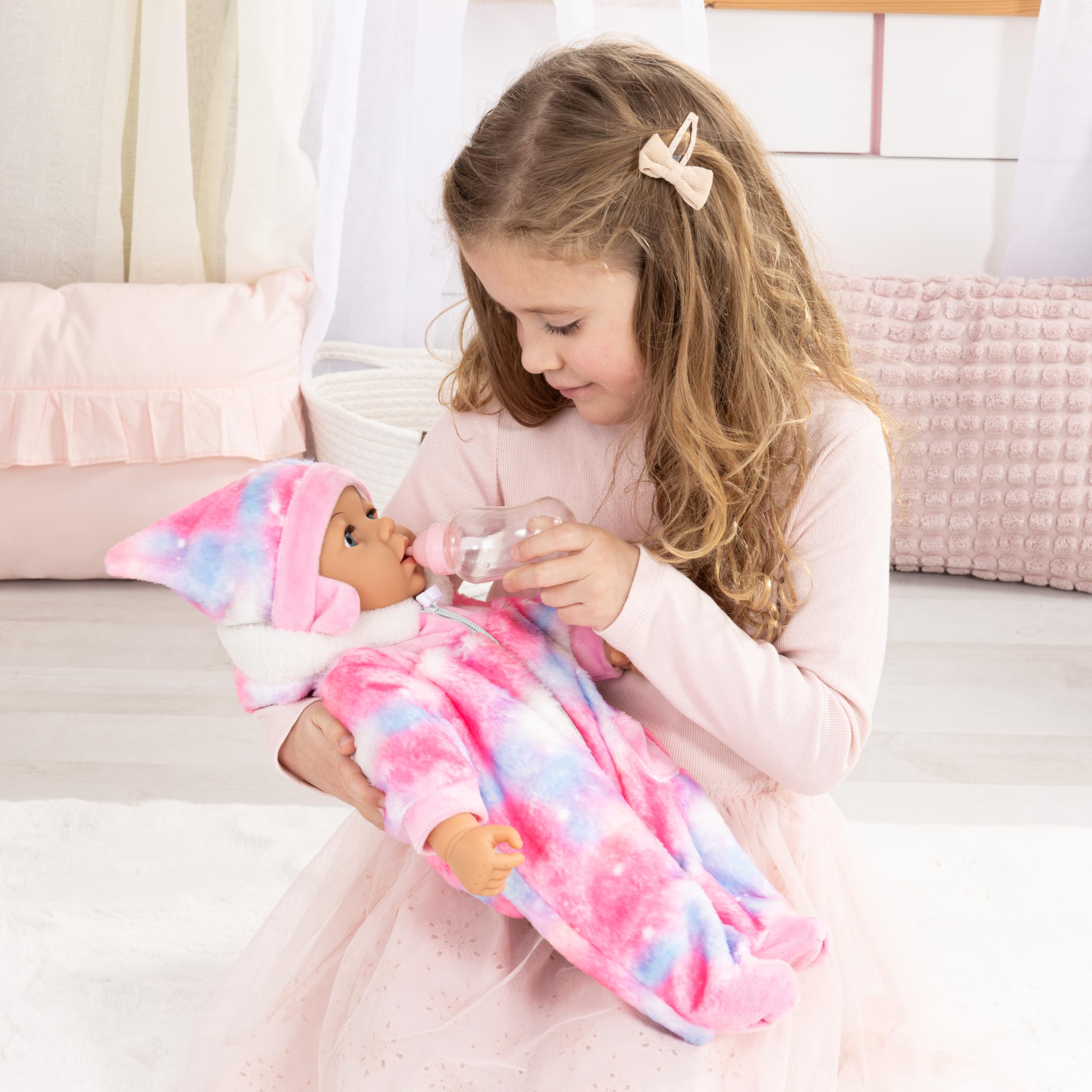 Bayer Design Interaktive Puppe Piccolina Magic Eyes, 46 cm mit Zubehör | Funktionspuppe, bewegt den Mund, blinzelt mit den Augen, sprechend, weicher Körper, Schnuller, Flasche und viel Zubehör
