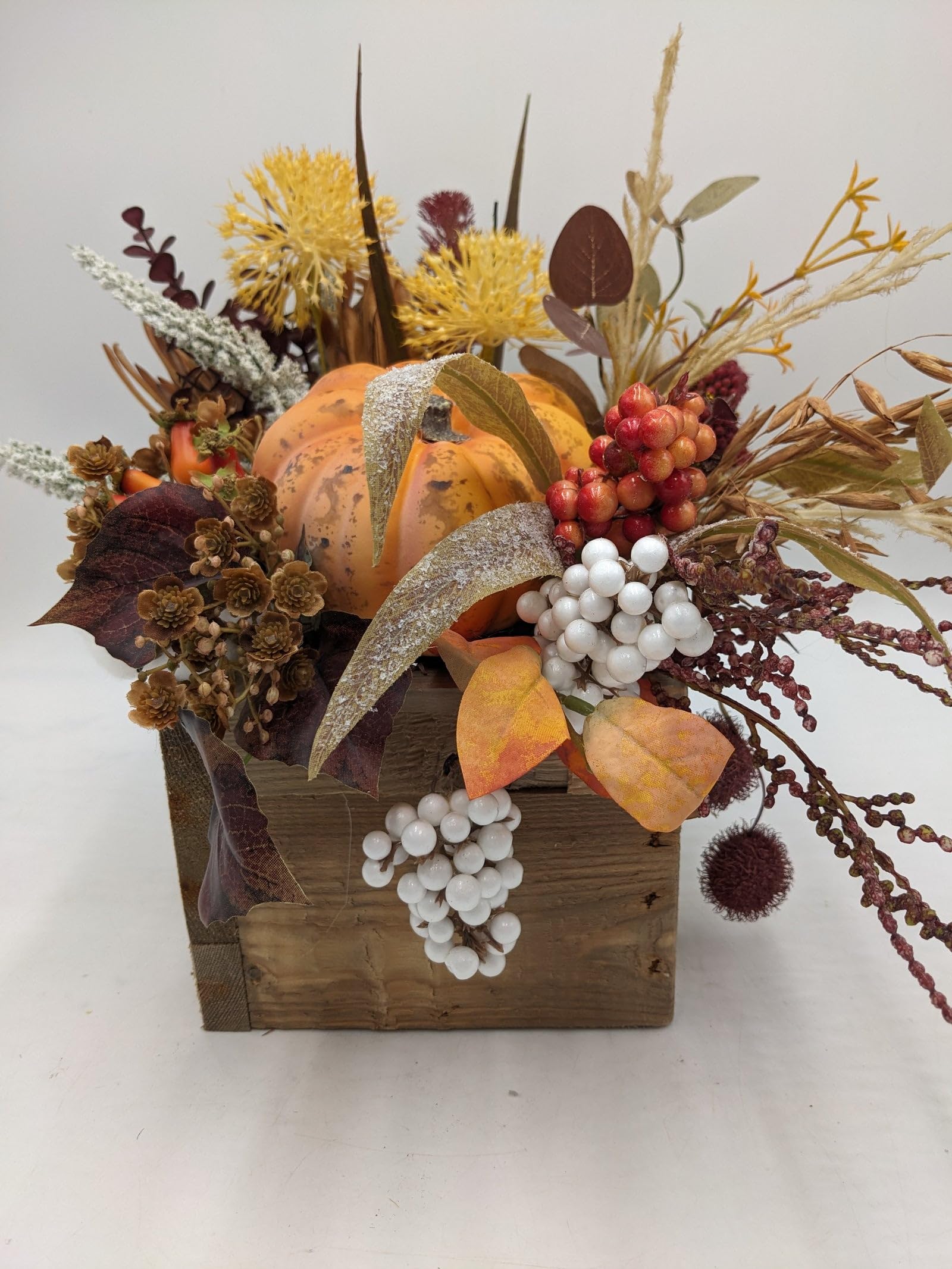 Herbstgesteck Kürbis Beeren Gräser orange gelb in Holzkiste