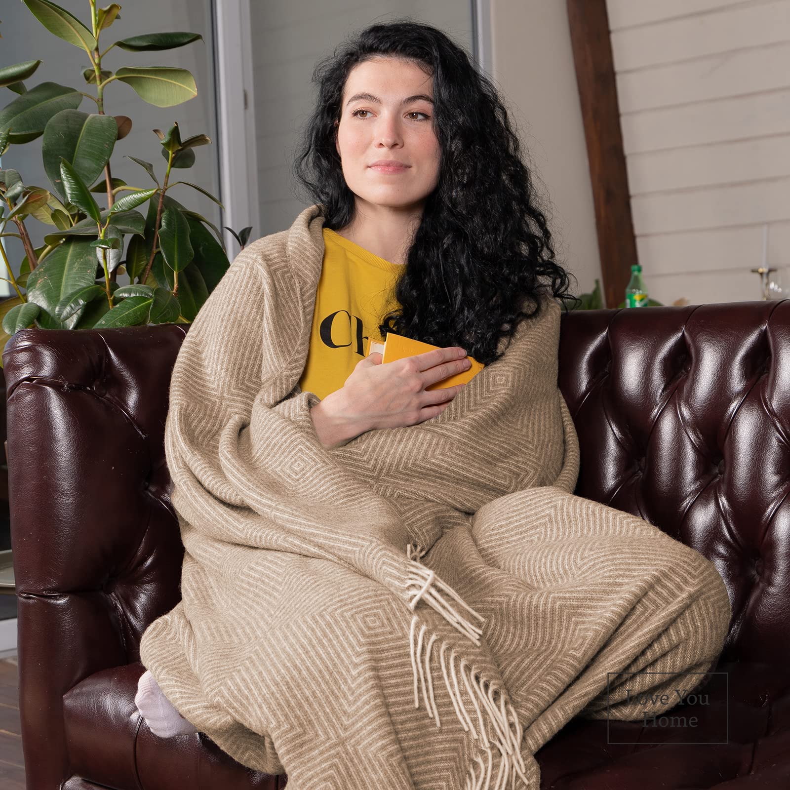 LYHome Plaid in Lana Merino, Coperta Calda per Divano e Letto, 140x200 cm | Copriletto Morbido 80% Lana, 20% Nylon, OEKO-TEX. Leggera 4 Stagioni - Plaid da Divano, Campeggio, Auto | Beige, Bianco Rombi