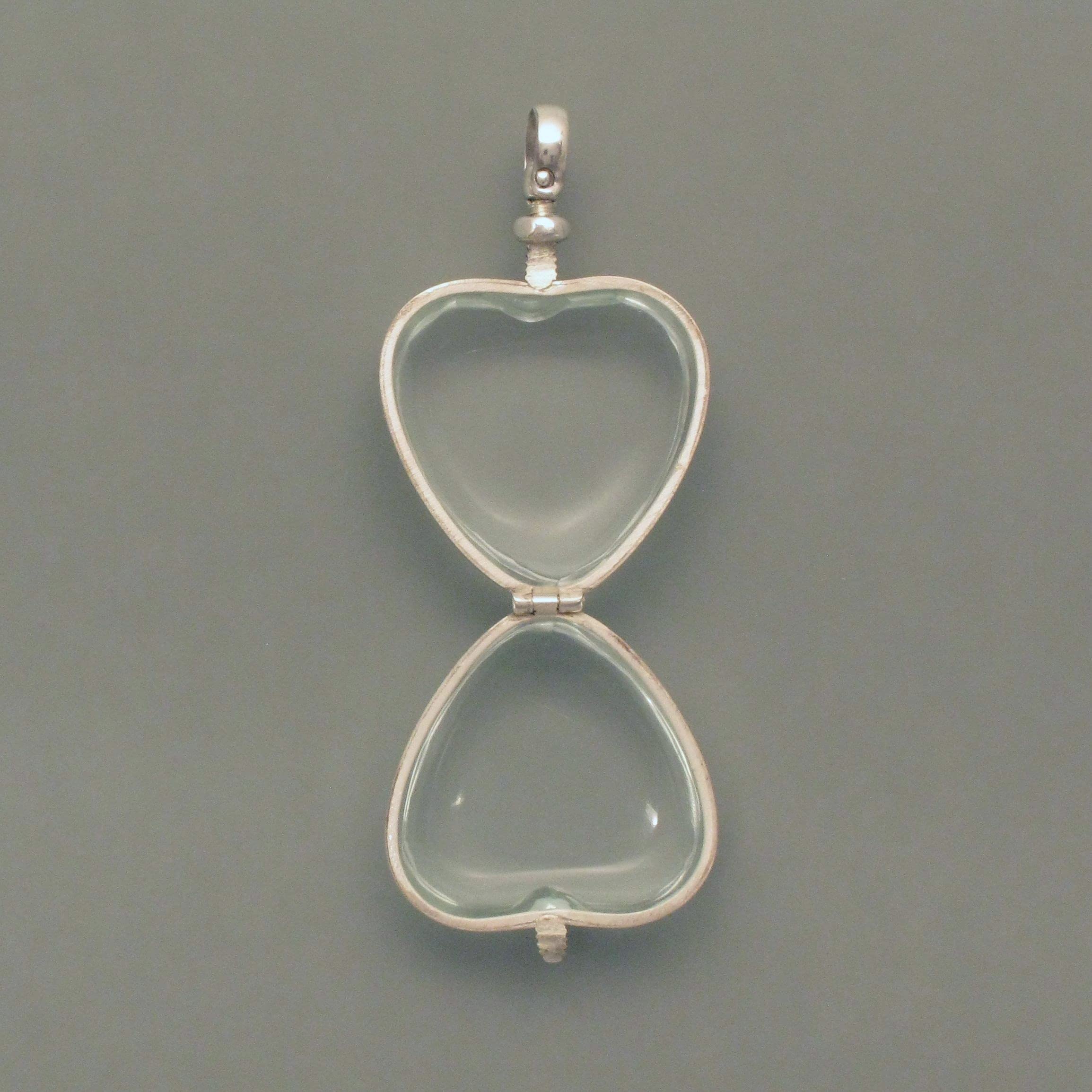 Herzförmiges Glas-Medaillon, silbern