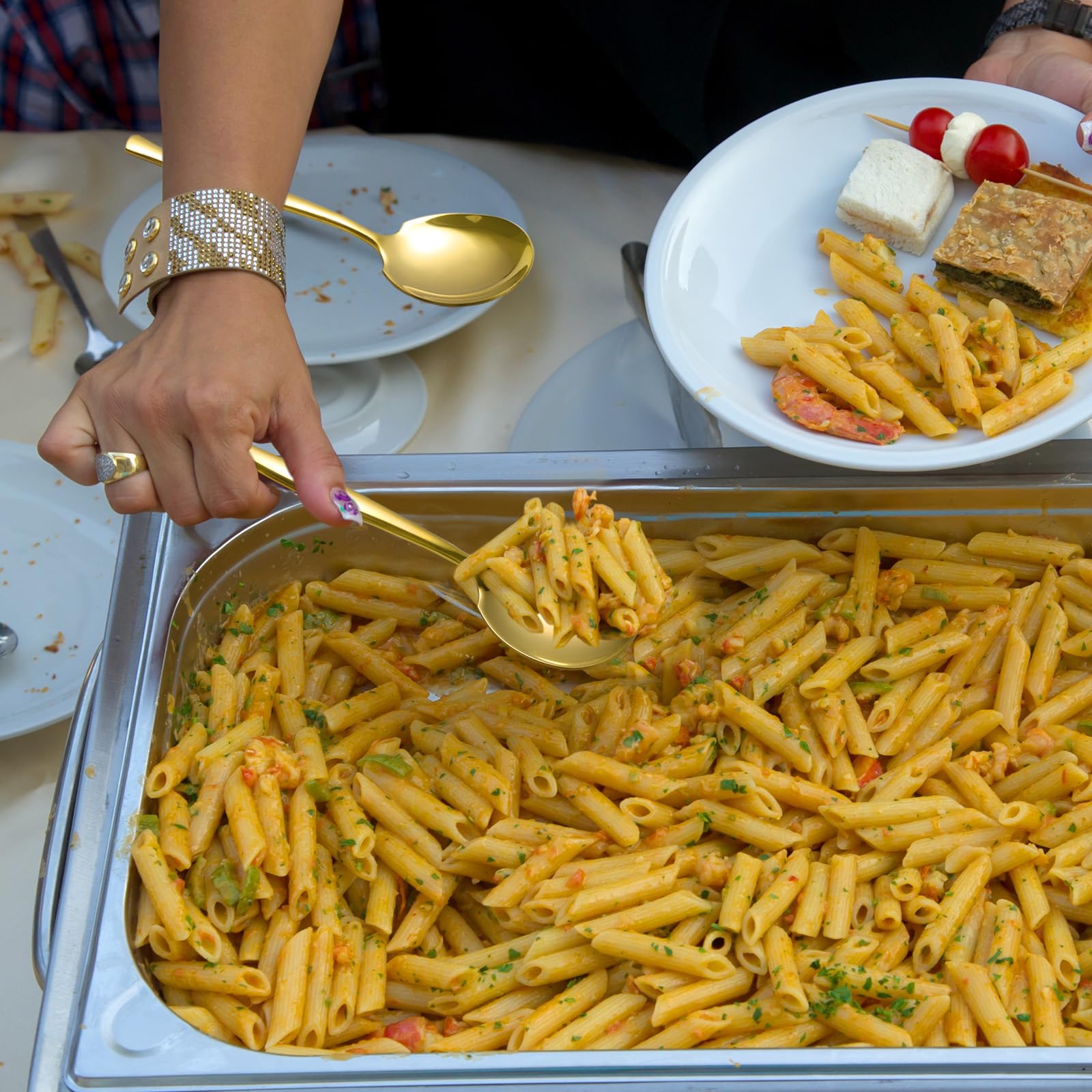 Teyyvn Set di 8 grandi cucchiai da portata acciaio inox, acciaio cucchiai grandi per servire, color oro