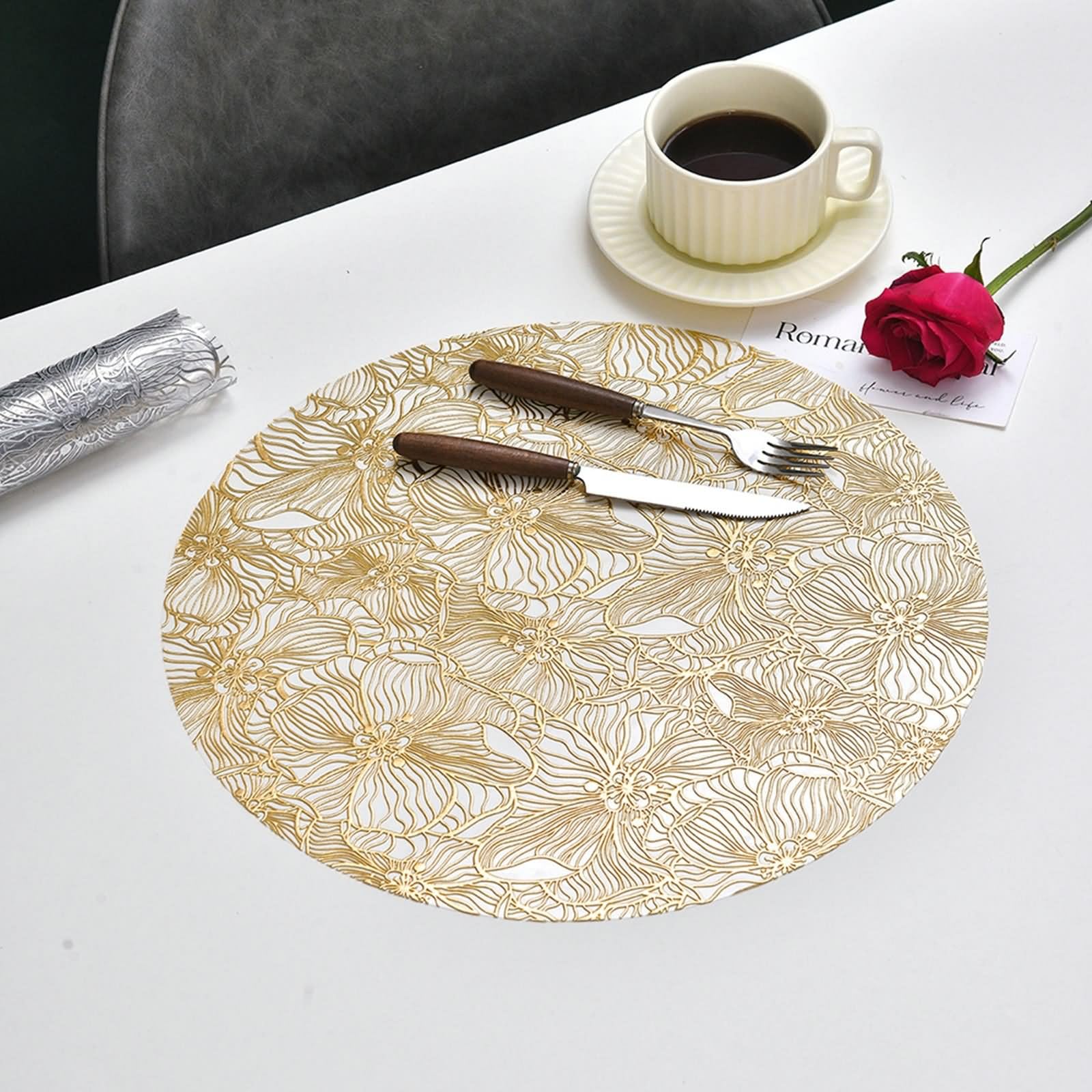 6 Set de Table Vintage 38cm, sous Assiette Noel Motif Rond à Fleurs PVC Or pour Table Cuisine ou Salon