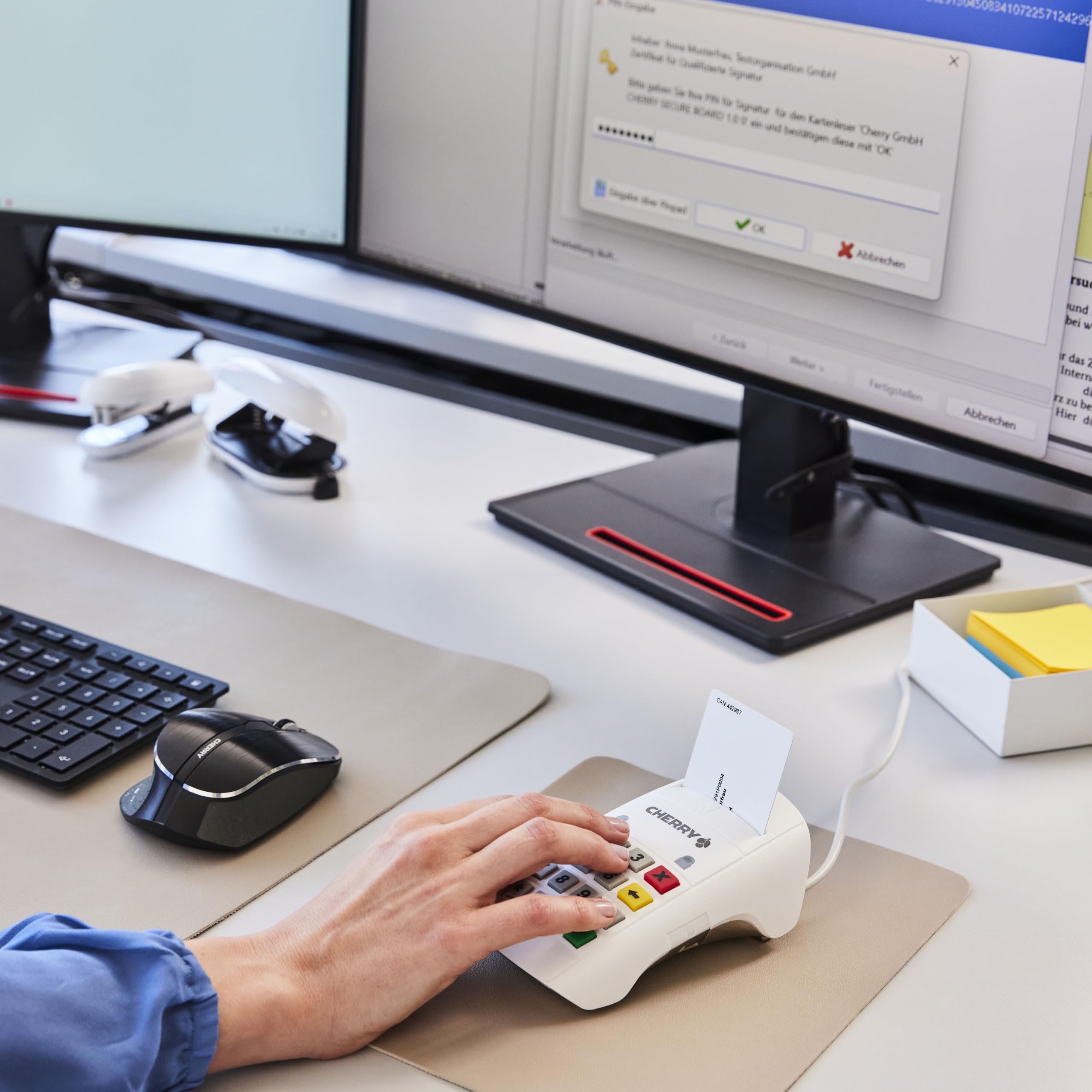 CHERRY Smart Terminal ST-2100, USB-Chipkartenleser mit 16 Tasten, Weiß | Smartcard Leser für Krankenversicherungskarte (KVK), elektronische Gesundheitskarte (eGK), Homebanking, Einhändig Bedienbar