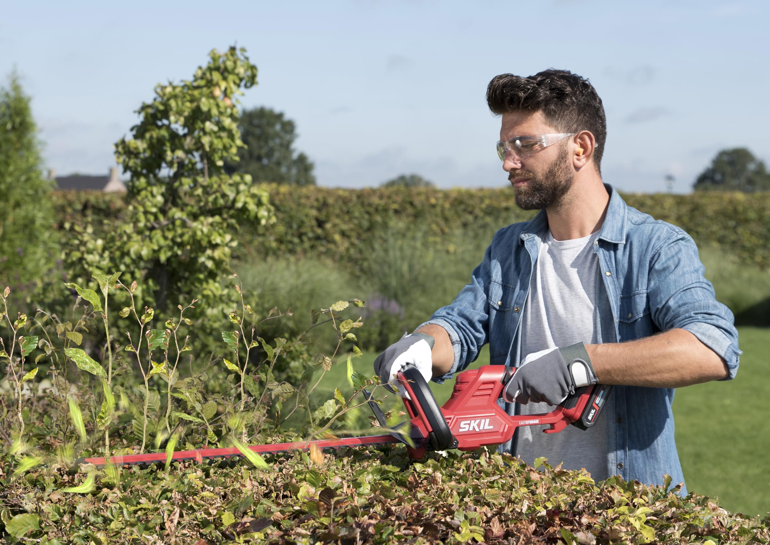 Skil Akku-Heckenschere 0430CA 55 cm „20V Max“ (18V) – Heckenschere mit ergonomischem Design und Sägefunktion – Ideal für Hecken, Sträucher und dickere Äste GH1E0430CA