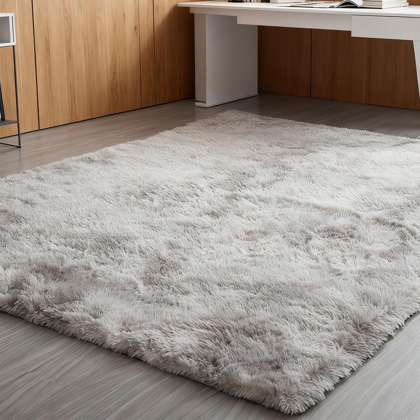 Tapis moderne shaggy gris clair 140x170 cm pour décoration raffinée