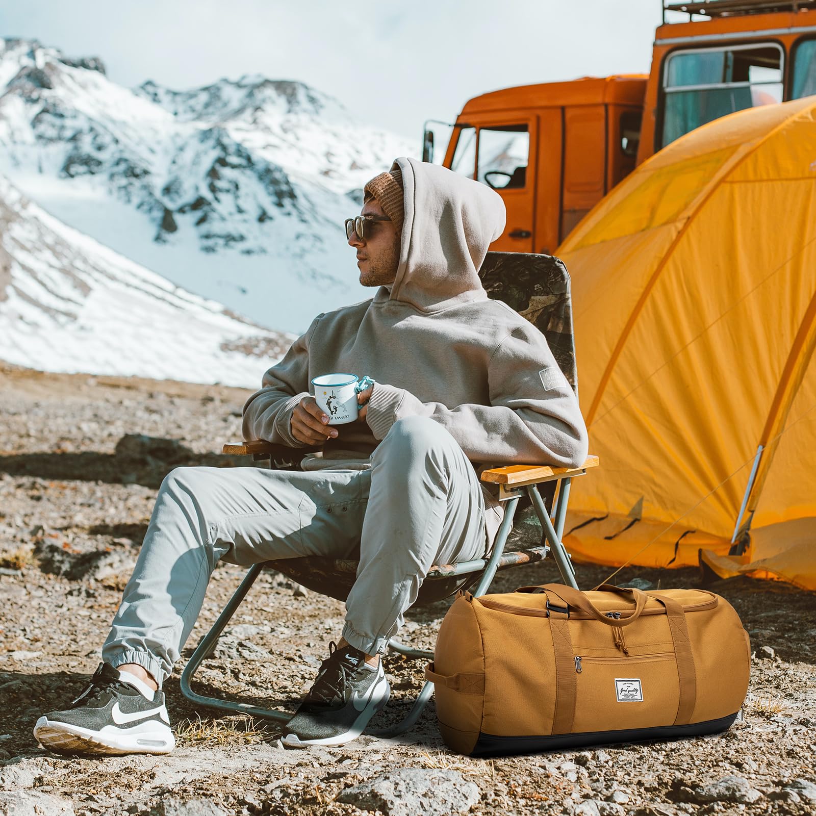 Sac de Voyage Homme 60L Moyen Sac de Sport Week-End avec Poche à Chaussures - Léger pour Randonnée, Camping ou Nuitée - Sac Polyvalent Homme Femme, Marron
