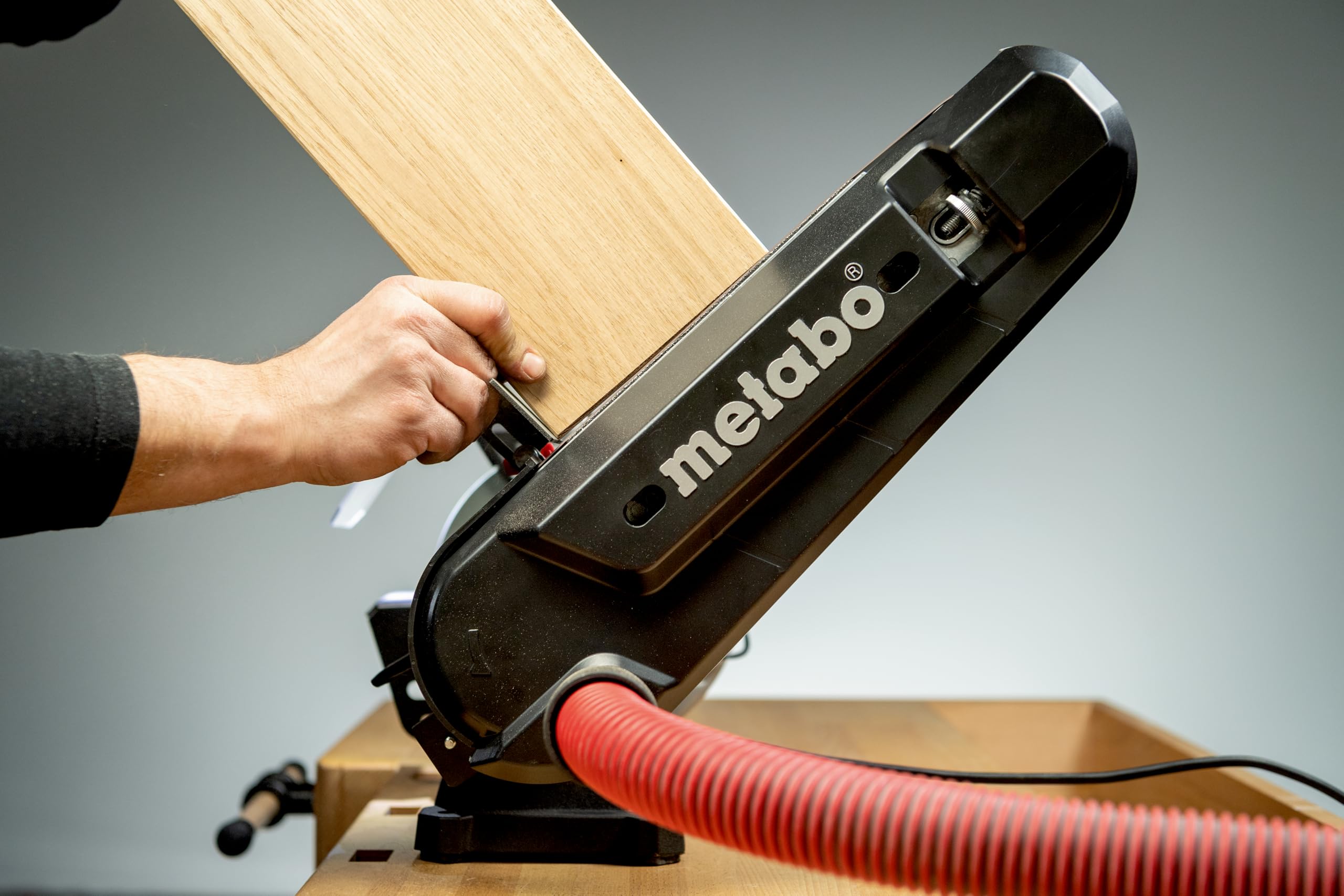 metabo BS 200 Plus Schleifmaschine, Elektrisch, Schärfgerät Holzschleifer | Schleifbock Kombimaschine mit Absaugung zum Entrosten, Messer Schärfmaschine, inkl. Schleifscheibe, Band & Zubehör