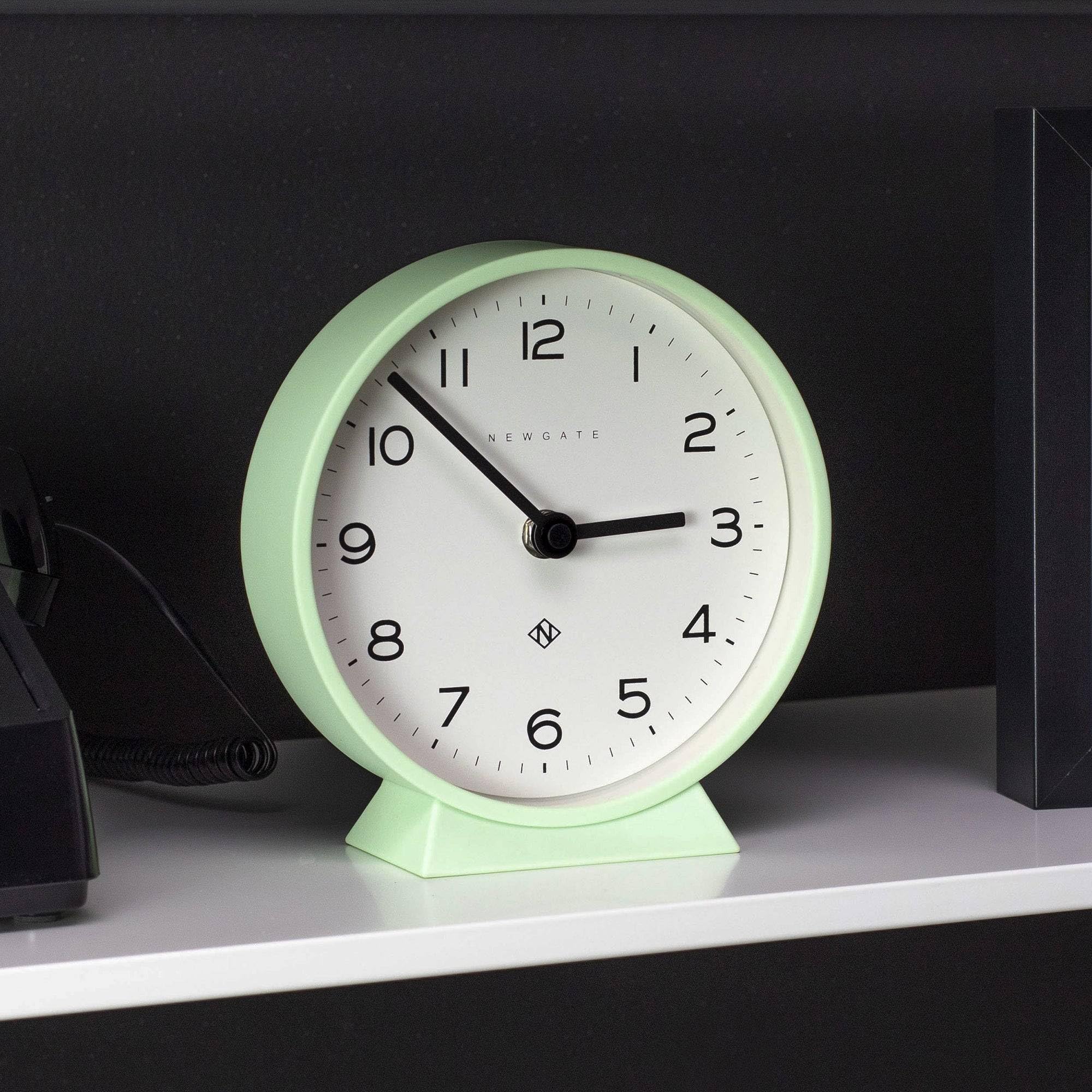 NEWGATE® M Mantel Echo Schreibtischuhr | Modernes runddesign | Neo-mintgrün | Leicht lesbare Zahlen | Zeitgenössischer Stil für Schreibtisch, Tisch, Regal oder nachttisch