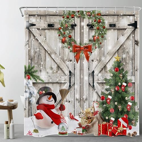 Miniatura 3 de Juego de cortina de ducha de Navidad con tapete de baño, muñeco de nieve y pino con bolas de Navidad rojas cardenales en puerta de granero, cortina
