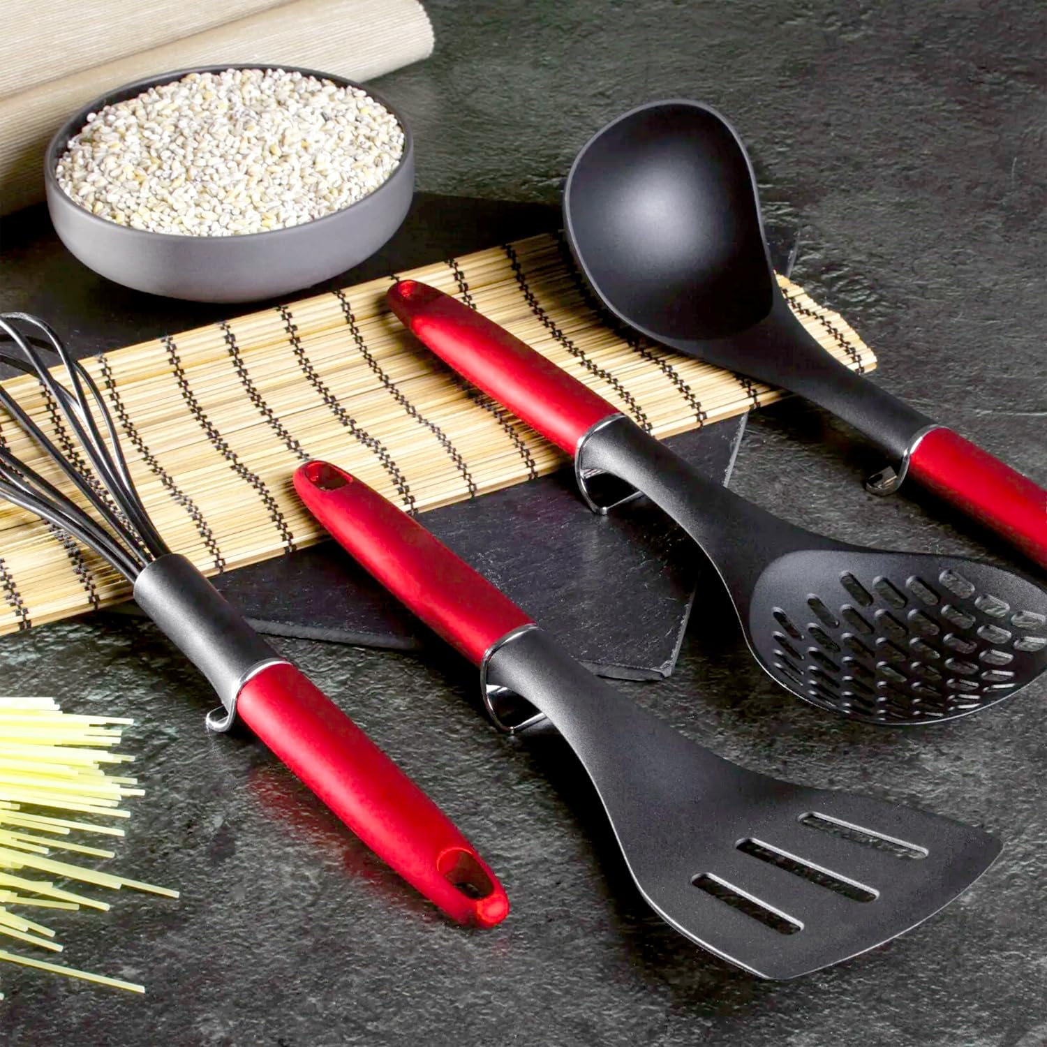 Wintem Set 12 Pentole e Padelle Rosse Antiaderenti in Alluminio con 4 Utensili da Cucina e Comodi Coperchi in Vetro Temperato - Compatibile con Tutti i Piani Cottura Come a Gas, Induzione ed Elettico