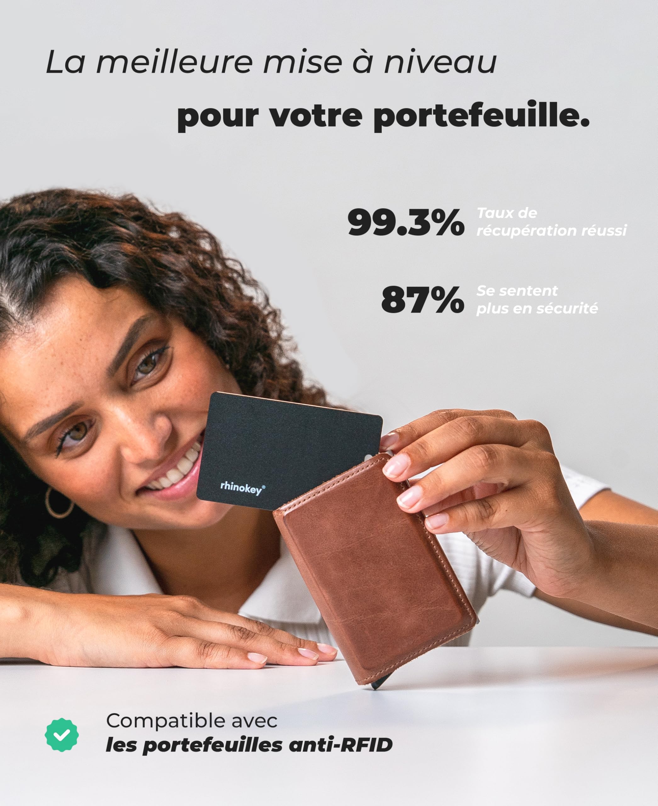 Rhinokey® Carte Traqueur Portefeuille Certifiée Apple MFi (iOS uniquement) – Ultra-Fine 1,8 mm, Rechargeable sans Fil, Étanche IP68, Compatible Apple Find My pour Portefeuille, Bagages, Clés et Objets