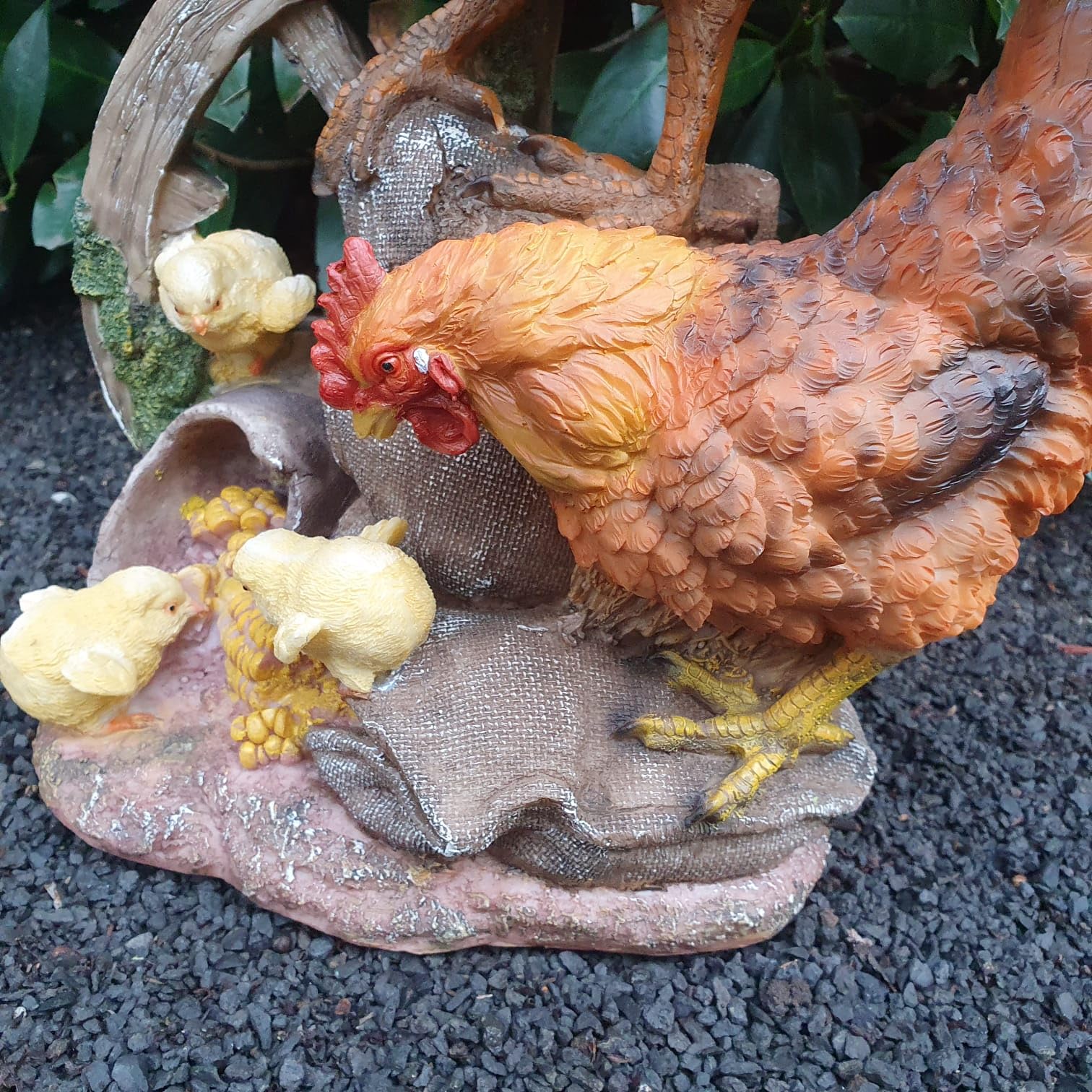 Figurka ogrodowa koguta z kurczakiem i pisklętami na kole, 44 cm, figurka do ogrodu, odporna na warunki atmosferyczne dekoracja, figurka farmy