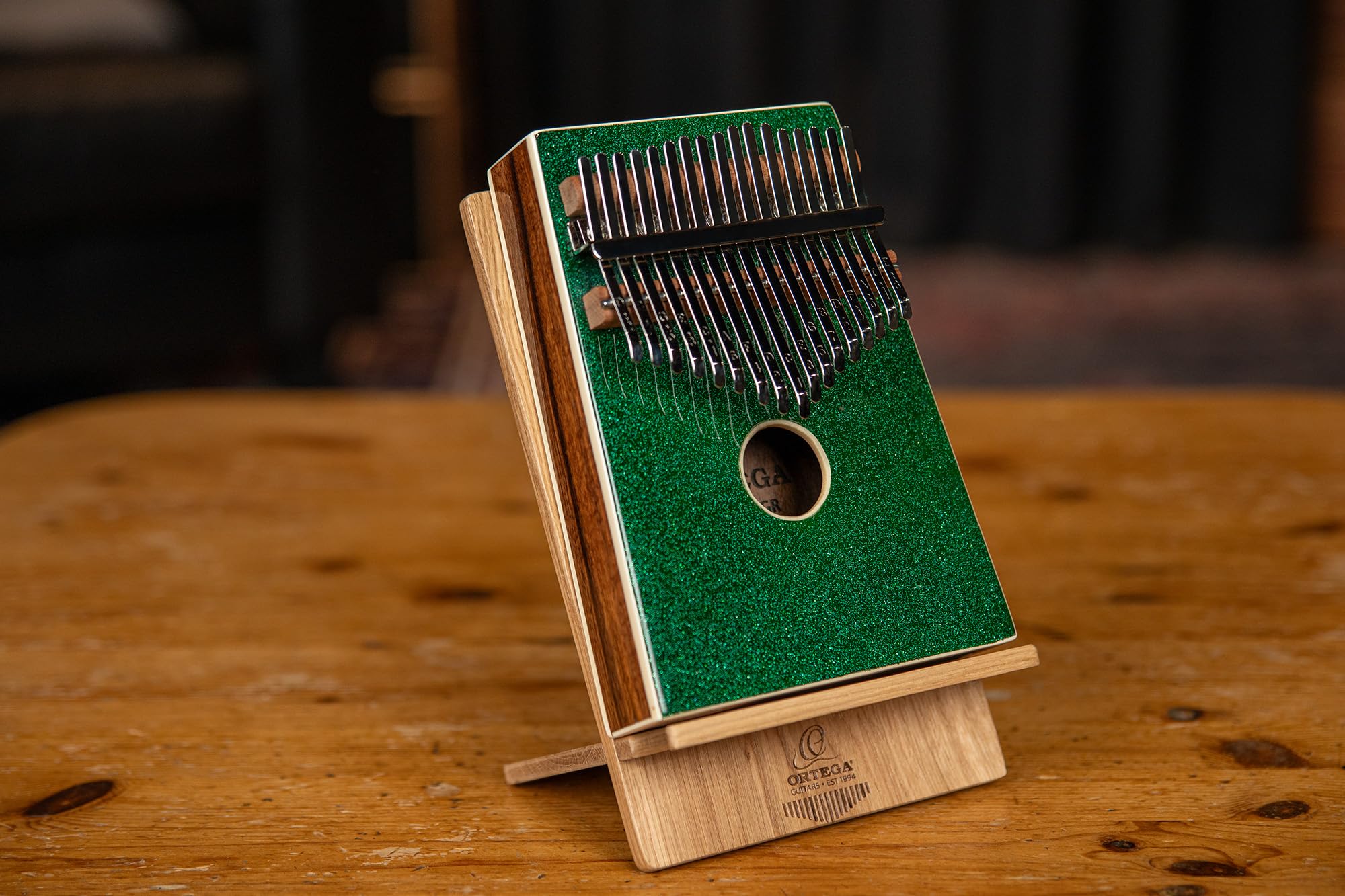 Ortega Guitars Kalimba Do Majeur Acoustique – Percussion Series – Piano à Pouces 17 Lames – Accessoires Inclus – Acacia, Vert avec des paillettes (OKB4-MGR)