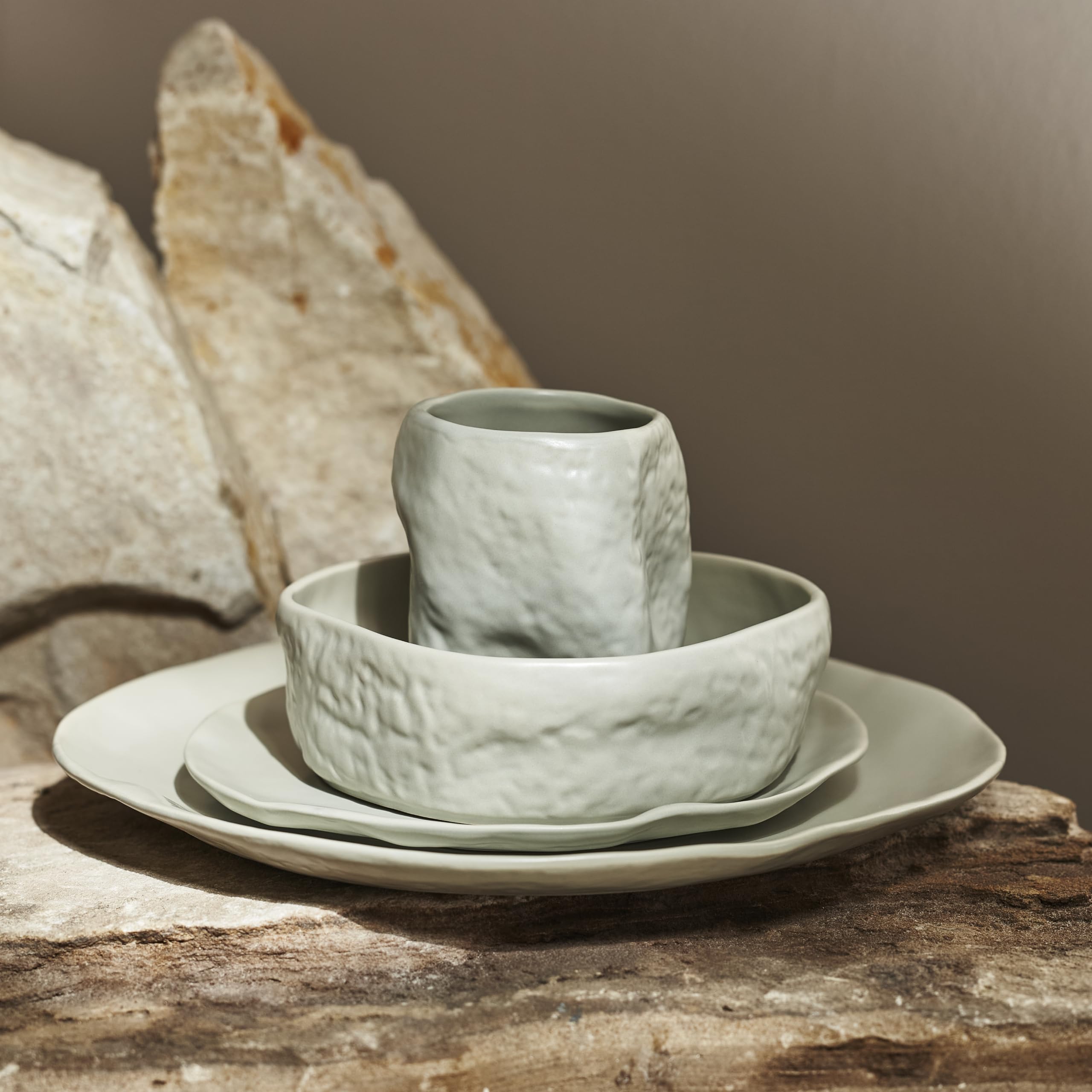 Stone by Mercer Project Atik Modern Steingut Geschirrset, Teller und Schüssel-Set, Geschirrset für 4, Salbeigrau, 16-teilig