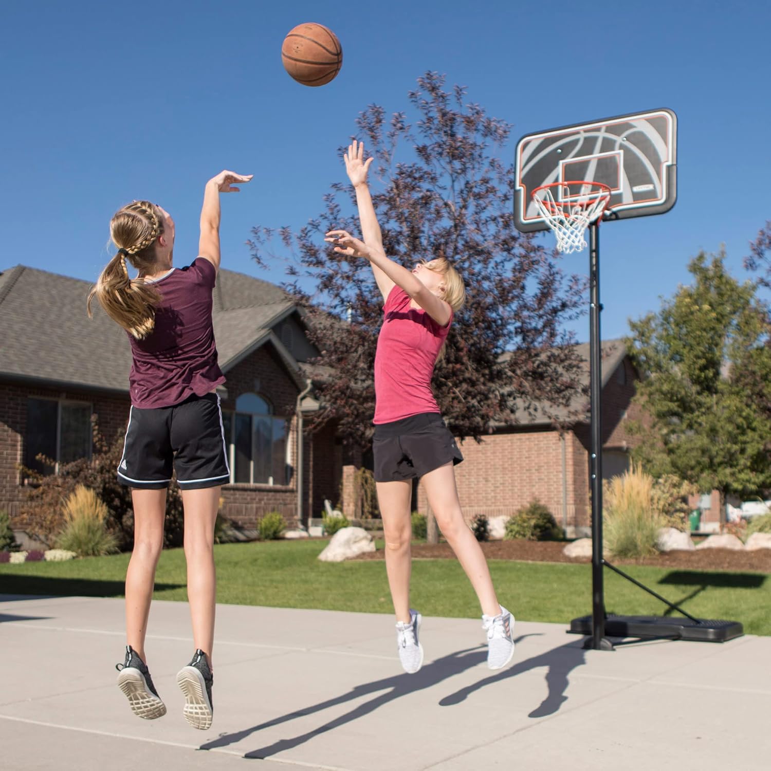 ภาพระยะใกล้ view of the Lifetime basketball system backboard and rim, showing the sturdy construction.