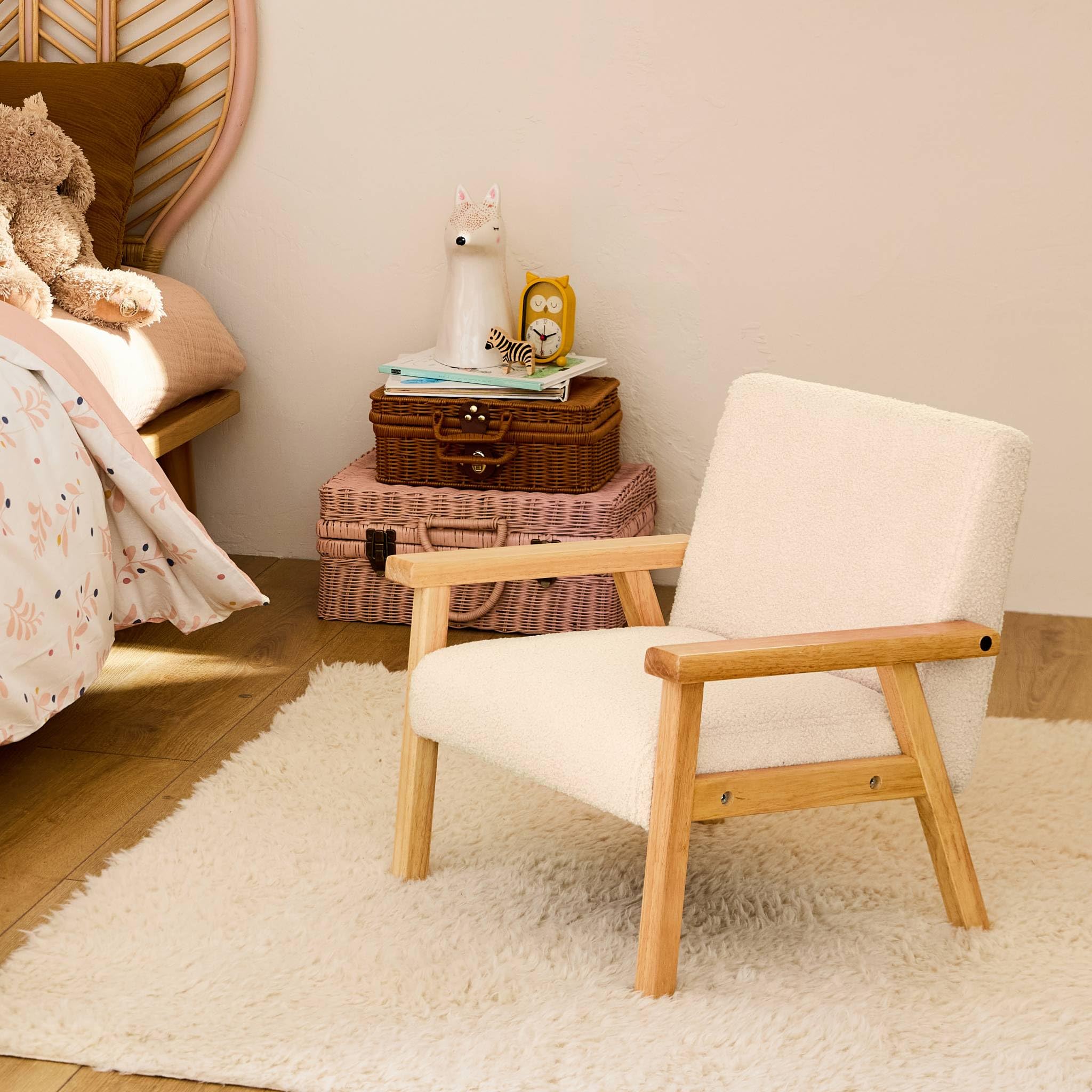 sweeek Kindersessel aus Holz und weißem Teddy Bouclé-Stoff, ISAK L 47 x T 43,5 x H 50cm