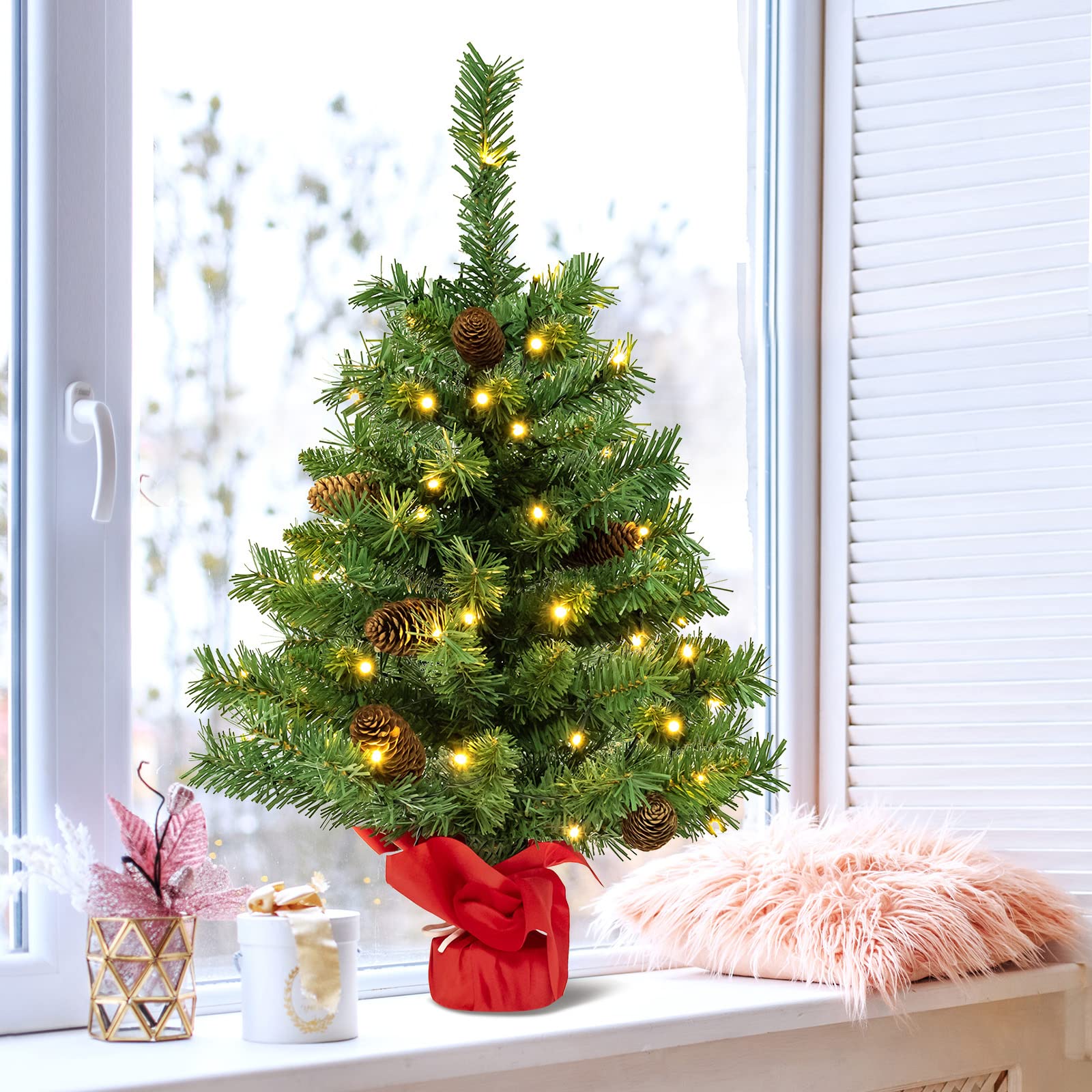 GOPLUS Mini Árbol de Navidad para Mesa y Oficina, Árbol de Pino Nevado Hecho de PVC, Decoración Navidad Interiores y Exteriores (64 cm, con piña)
