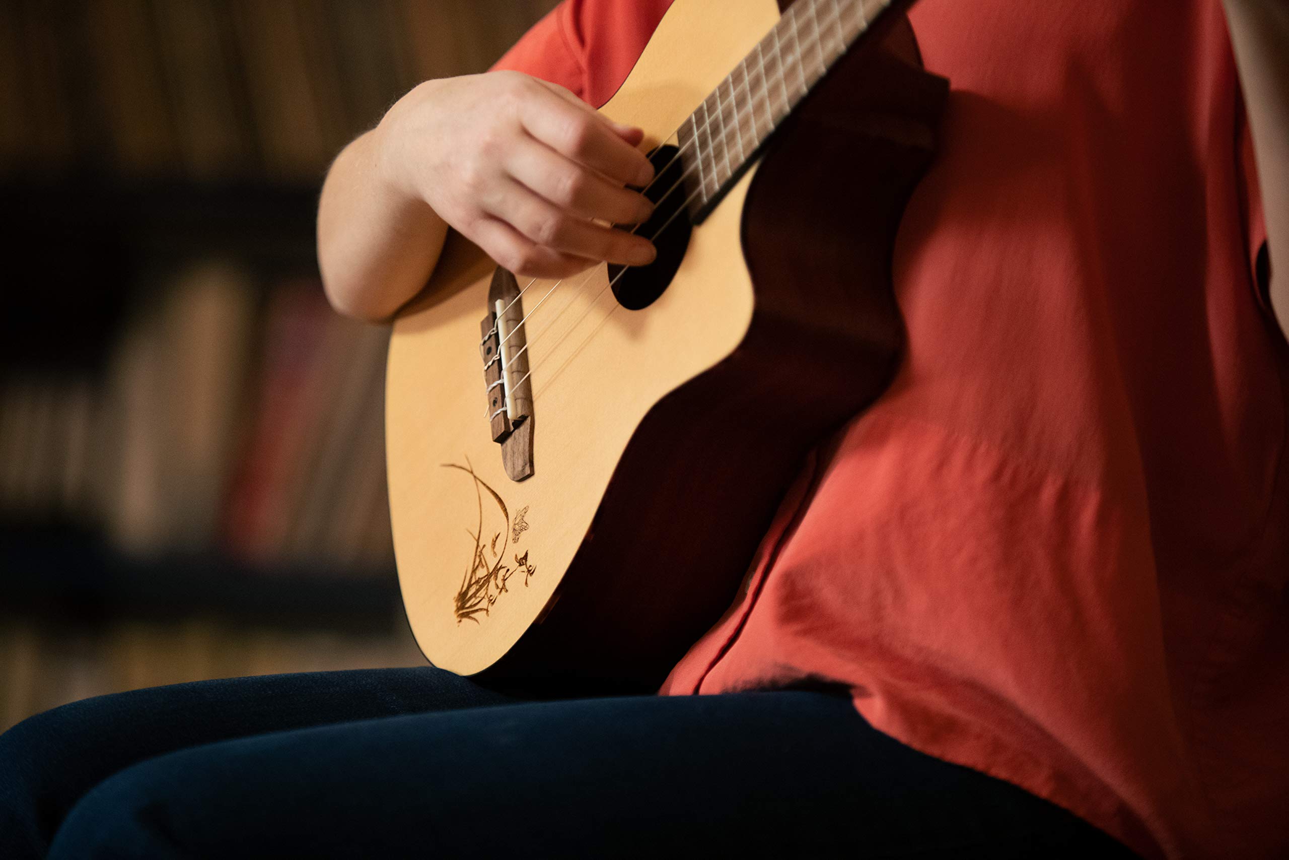 Ortega Guitars Bariton Ukulele Elektro-Akustisch – Bonfire Series – mit Cutaway – Fichte, Sapele, Natur (RU5CE-BA)