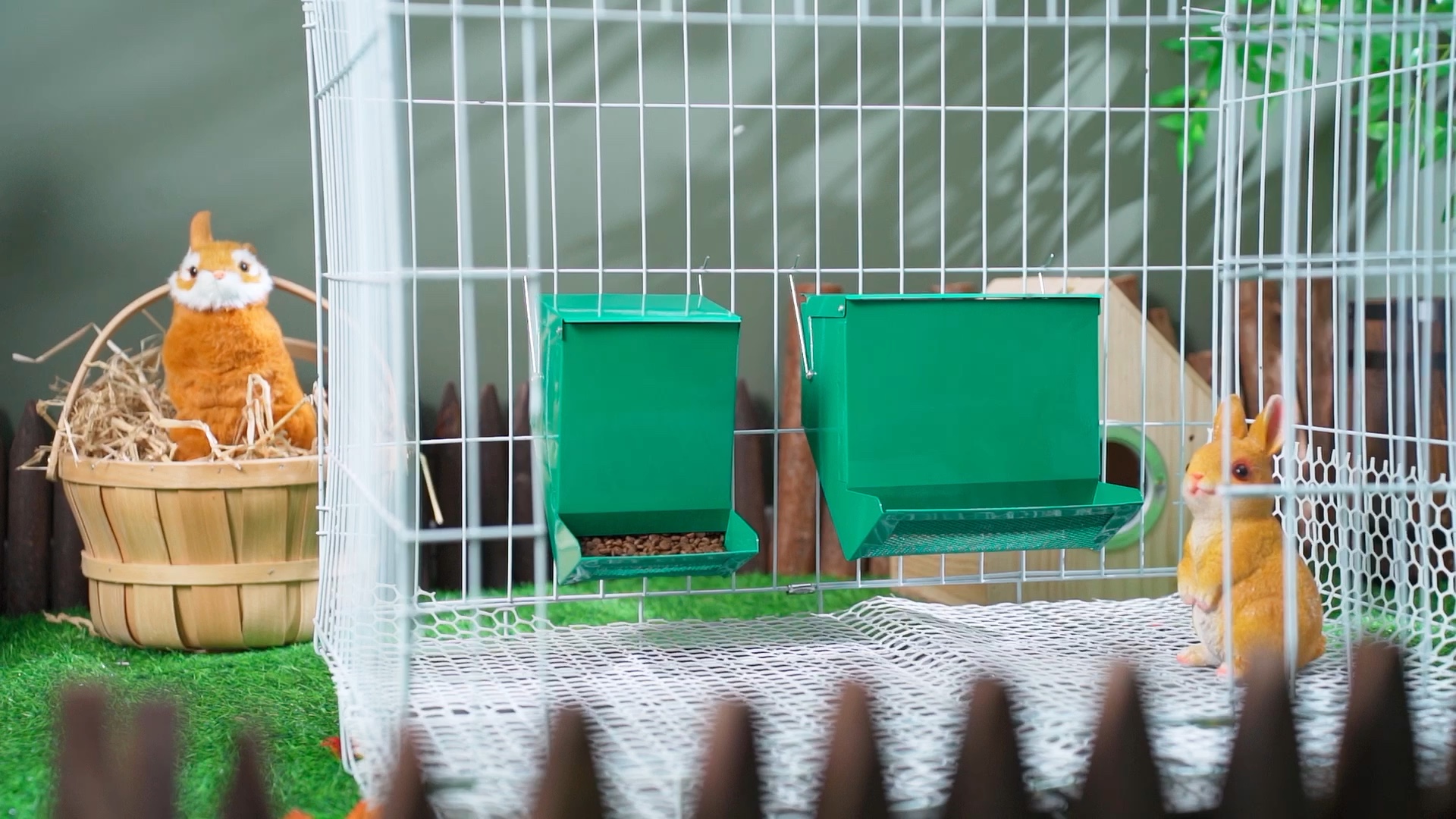Maxcheck 2 Pcs Rabbit Feeder for Cages Small Animal Food Dispenser with Lid Metal Chicken Grit Oyster Shell Feeders Outside (4.7 Inches,Mesh Bottom,Green) - image 8