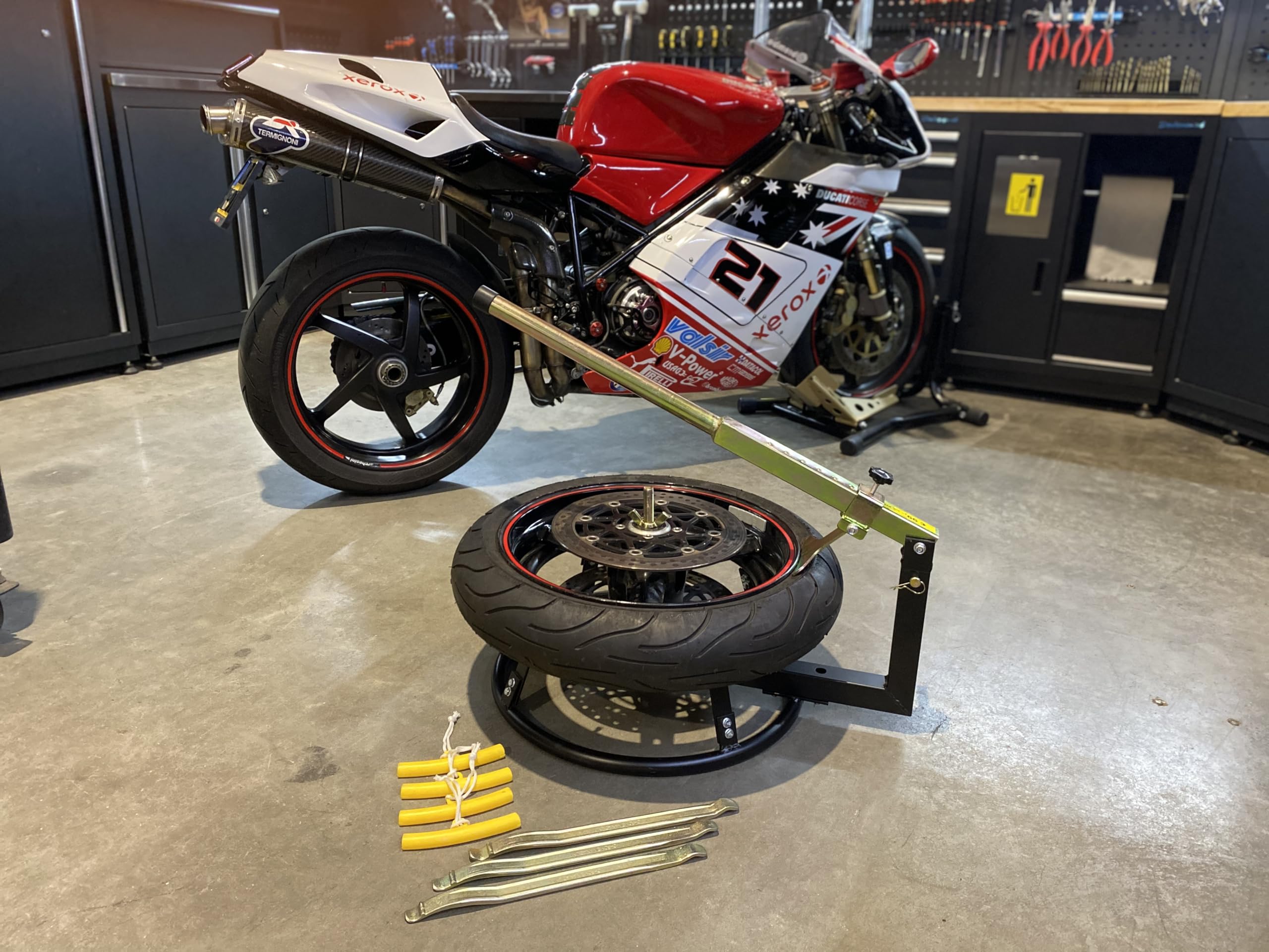 Datona Reifenmontage Werkzeugset Motorrad 16-21 Zoll - Reifenheber Montiereisen Montierhebel Reifenmontiergerät Felgenschützer 3x36cm für schnellen Reifenwechsel | 16-21 Zoll, 3 Reifenheber, 4 Felgenschützer, Verstellbar