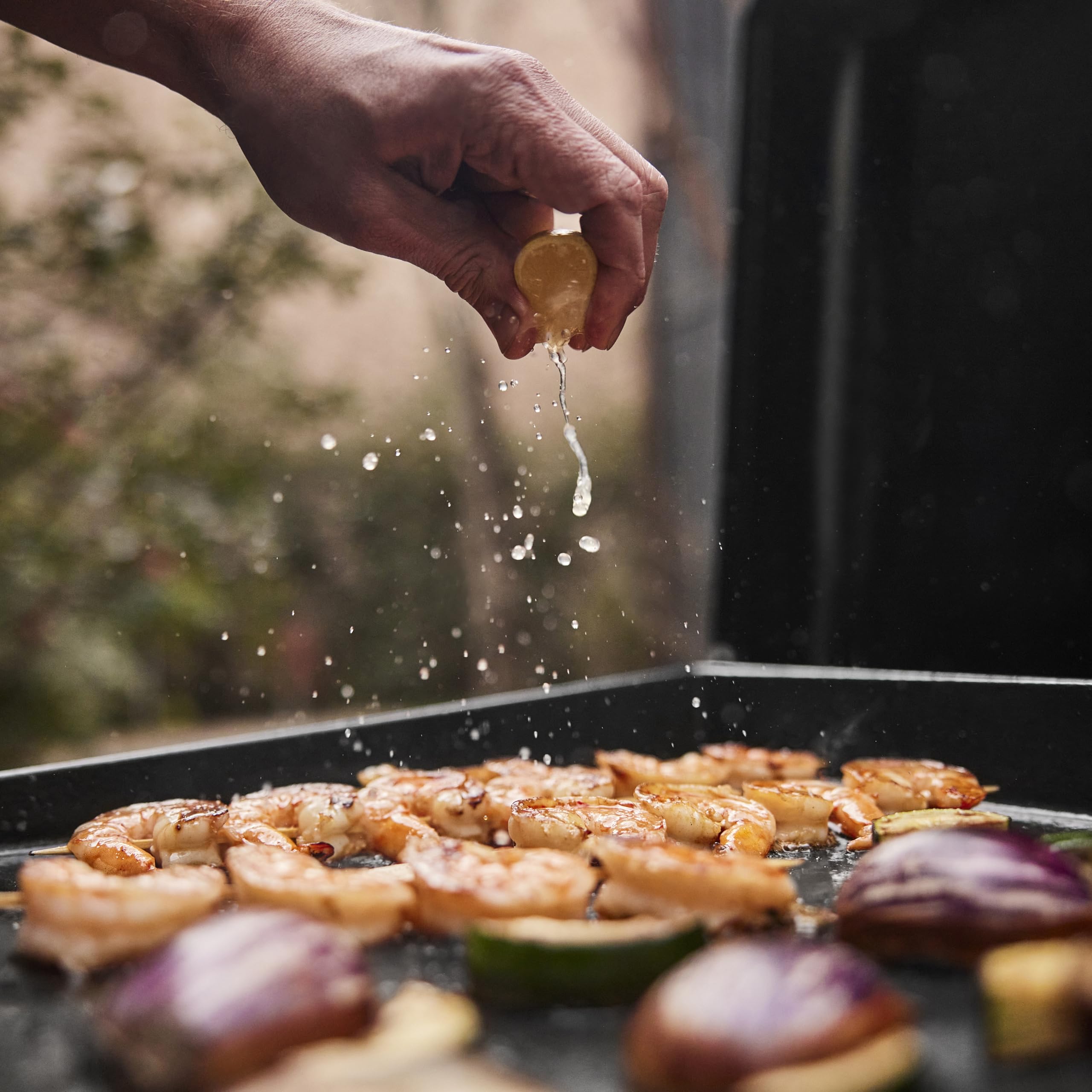 Weber Slate GP Tragbare Premium Gasgrillplatte | Gleichmäßige Hitze bis zum Rand, Bis zu 260 °C, Antihaft-Grillfläche (43 x 41 cm), Höhenverstellbare Füße, Schwarz