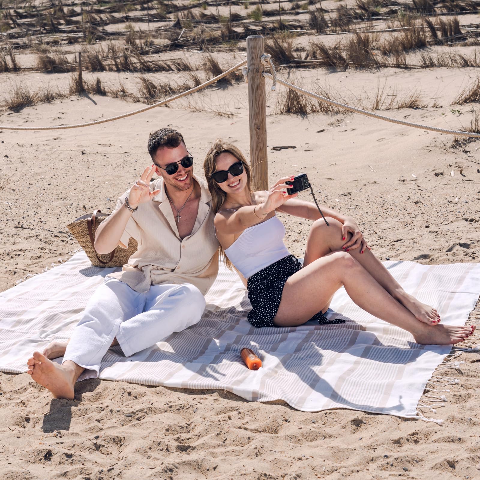MOMOMUS Fouta XXL ou Grande Couverture de Pique-Nique Anti-Sable – Finition Bohème, Légère, Polyvalente – Tapis de Plage Anti Sable/Serviette de Plage XXL – Beige, 210 x 240 cm