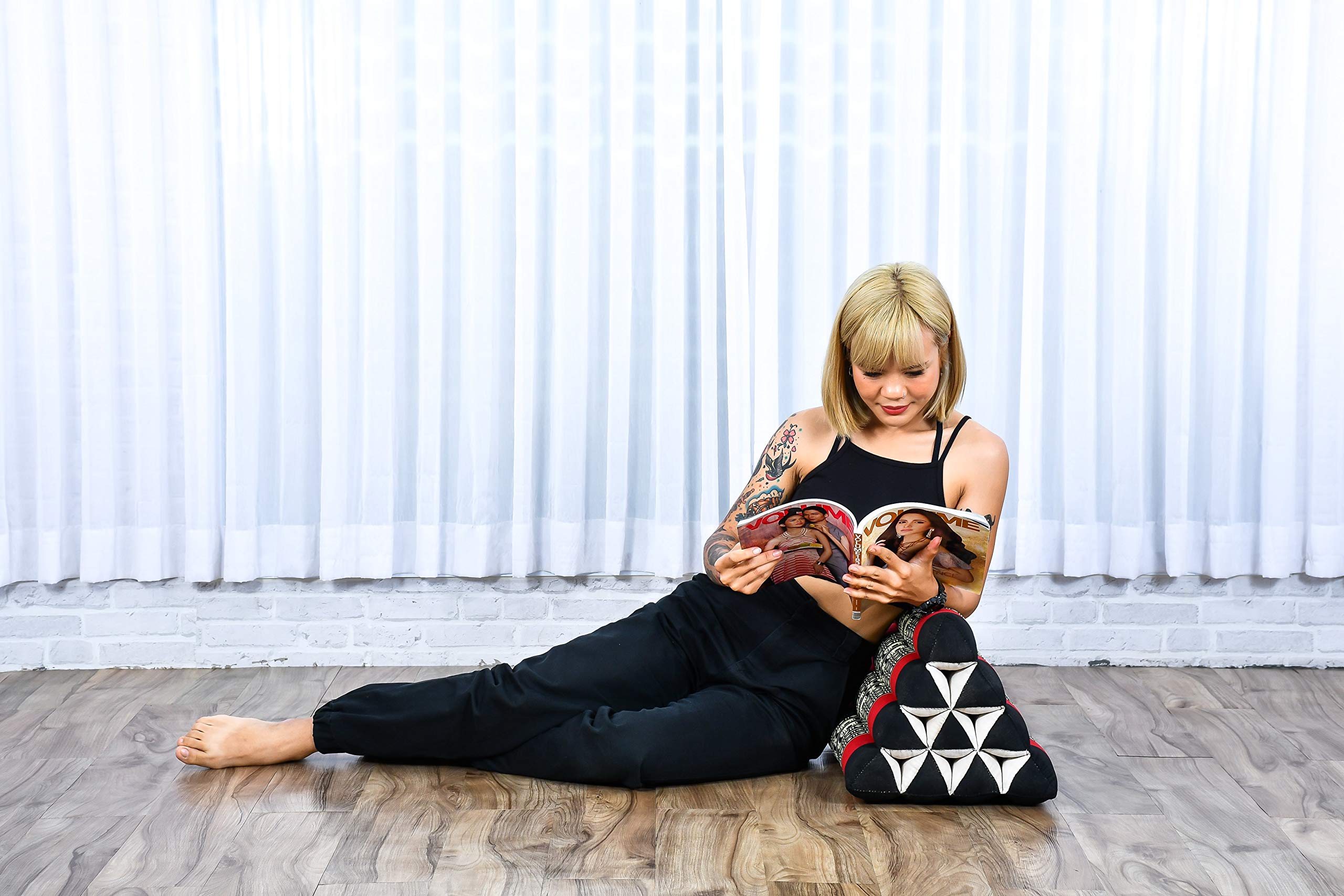 LEEWADEE Cojín Triangular Tailandés 50 x 33 x 33 cm - Kapoc Respaldo | Cojín de lectura, de suelo & de meditación con soporte de espalda y rodillo - para cama & sofá, deco salón